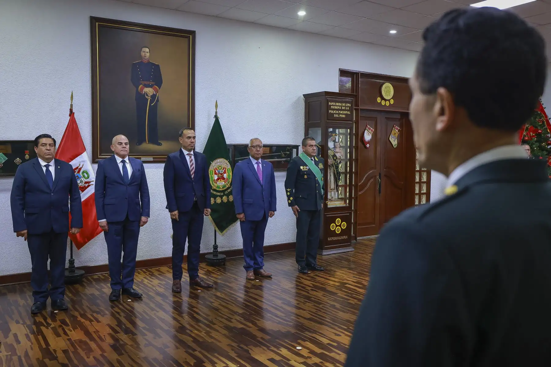 El presidente de la República, José Jerí Oré, recibió la Orden al Mérito PNP y la distinción “Alférez PNP Mariano Santos Mateos” en una ceremonia oficial realizada en el Ministerio del Interior. Foto: Presidencia