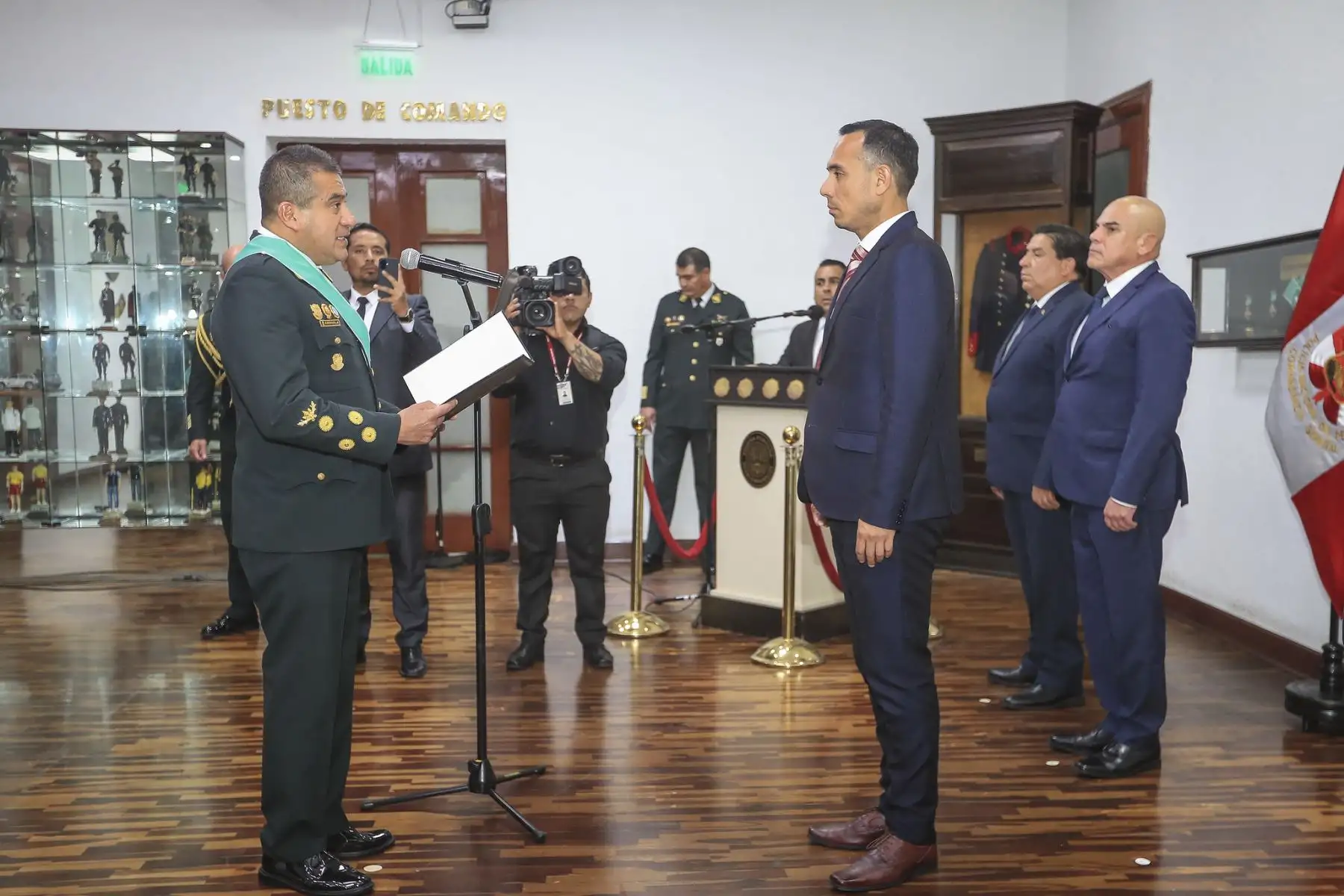 El presidente de la República, José Jerí Oré, recibió la Orden al Mérito PNP y la distinción “Alférez PNP Mariano Santos Mateos” en una ceremonia oficial realizada en el Ministerio del Interior. Foto: Presidencia