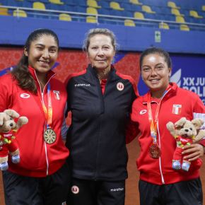 Lucciana Pérez y Romina Ccuno ganaron la medalla en dobles femenino de tenis de campo