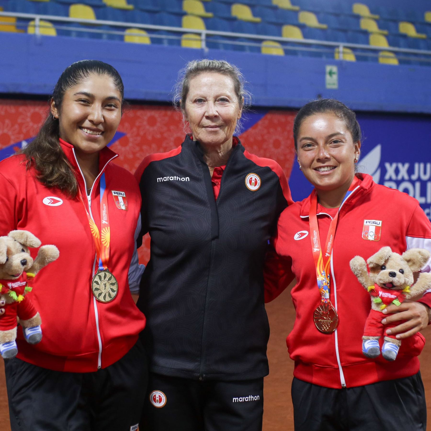 Lucciana Pérez y Romina Ccuno ganaron la medalla en dobles femenino de tenis de campo