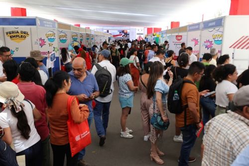 Emprendedores locales exhiben sus productos, impulsando el desarrollo económico de la región.