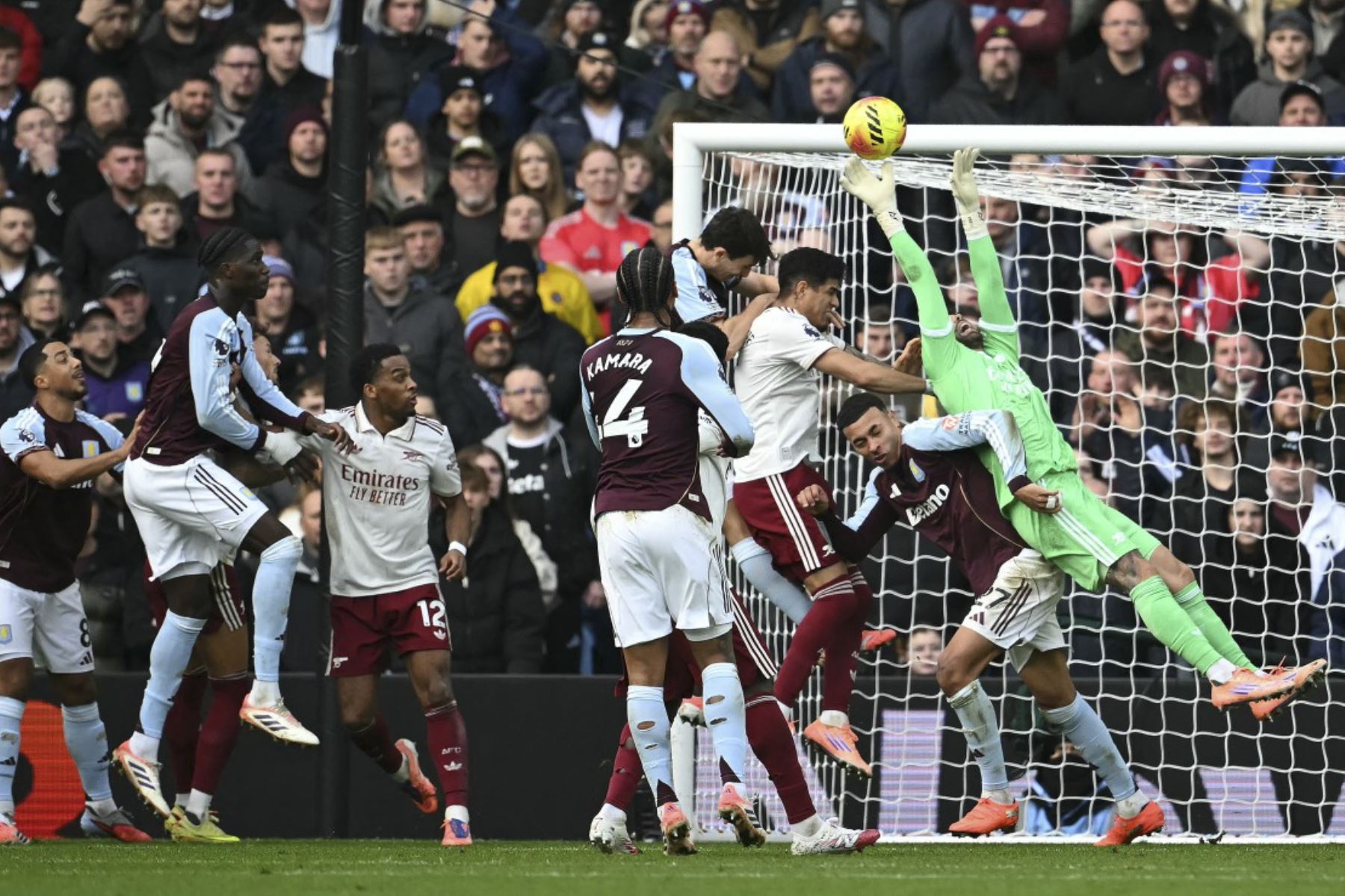El portero español del Arsenal #01 David Raya hace una parada durante el partido de fútbol de la Premier League inglesa entre Aston Villa y Arsenal en Villa Park en Birmingham, centro de Inglaterra, el 6 de diciembre de 2025. (Foto de JUSTIN TALLIS / AFP)