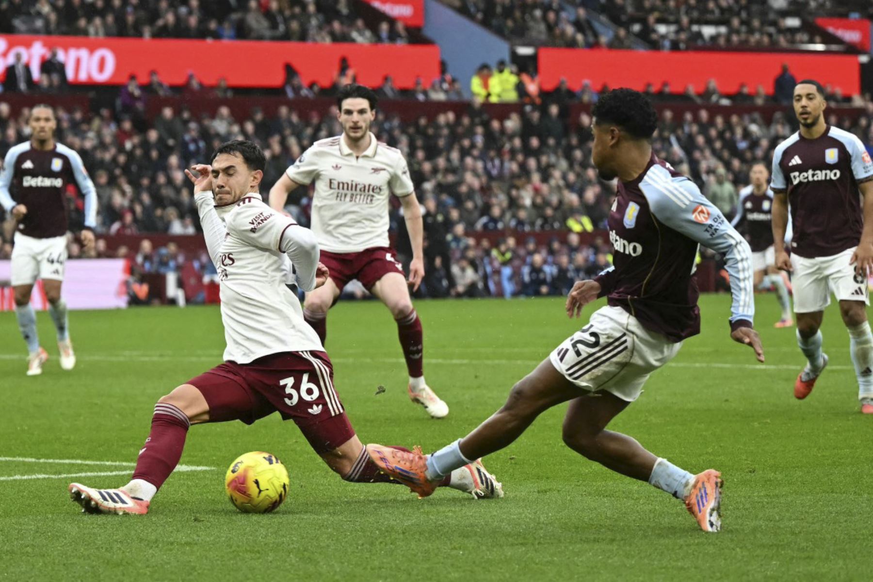 El defensor español del Arsenal #36 Martin Zubimendi (L) defiende un centro del defensor holandés #222 del Aston Villa, Ian Maatsen, durante el partido de fútbol de la Premier League inglesa entre Aston Villa y Arsenal en Villa Park en Birmingham, en el centro de Inglaterra, el 6 de diciembre de 2025. (Foto de JUSTIN TALLIS / AFP)