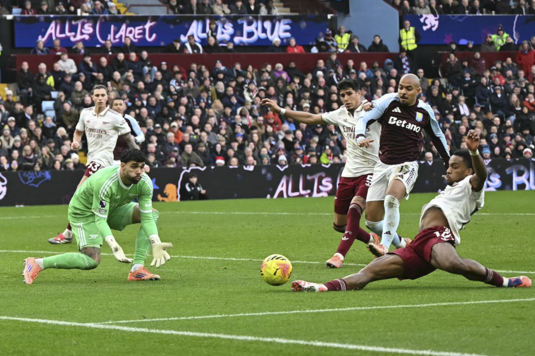 El defensor holandés #12 del Arsenal, Jurrien Timber (R), defiende el gol del equipo durante el partido de fútbol de la Premier League inglesa entre Aston Villa y Arsenal en Villa Park en Birmingham, centro de Inglaterra, el 6 de diciembre de 2025. (Foto de JUSTIN TALLIS / AFP)