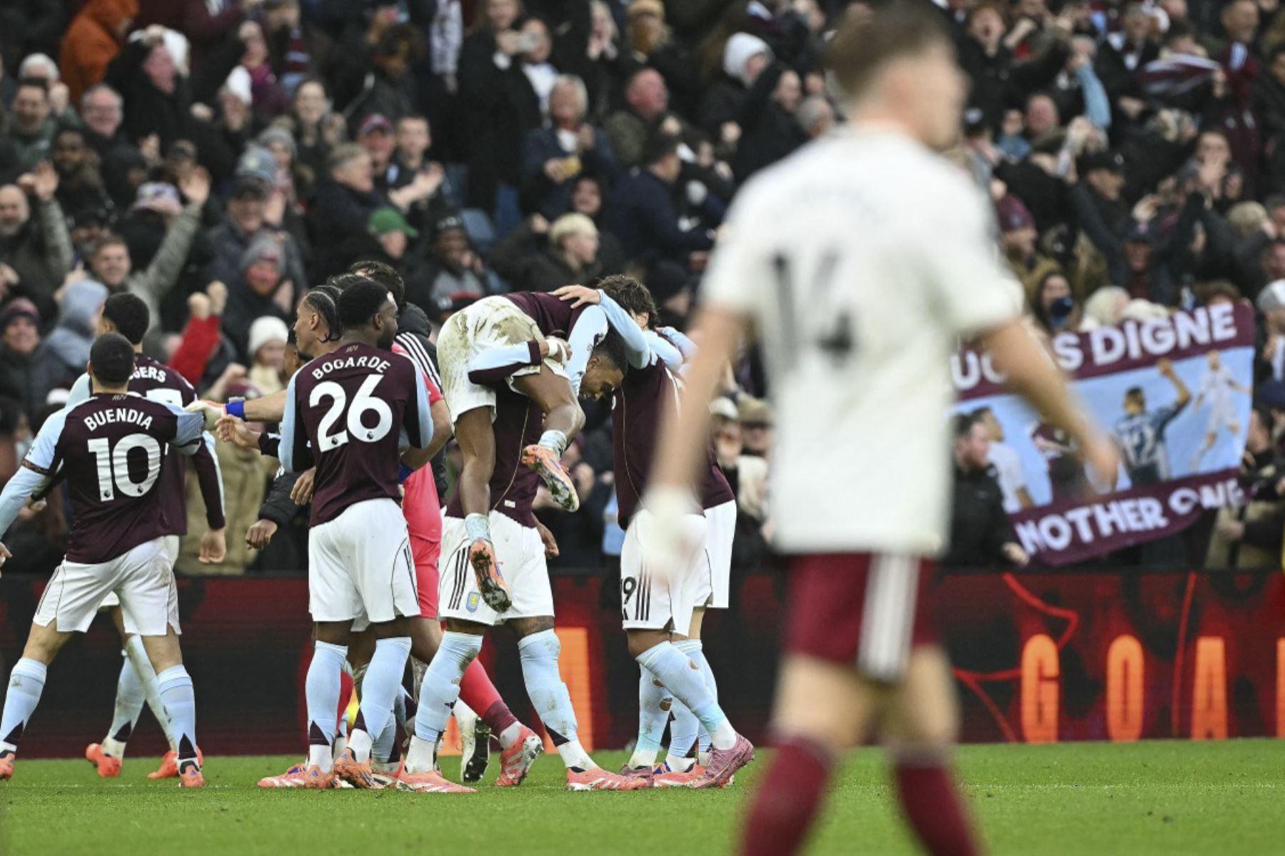 El centrocampista argentino #10 del Aston Villa, Emiliano Buendia, es acoscado por compañeros de equipo después de marcar el segundo gol del equipo durante el partido de fútbol de la Premier League inglesa entre Aston Villa y Arsenal en Villa Park en Birmingham, centro de Inglaterra, el 6 de diciembre de 2025. Aston Villa ganó el partido 2-0. (Foto de JUSTIN TALLIS / AFP)