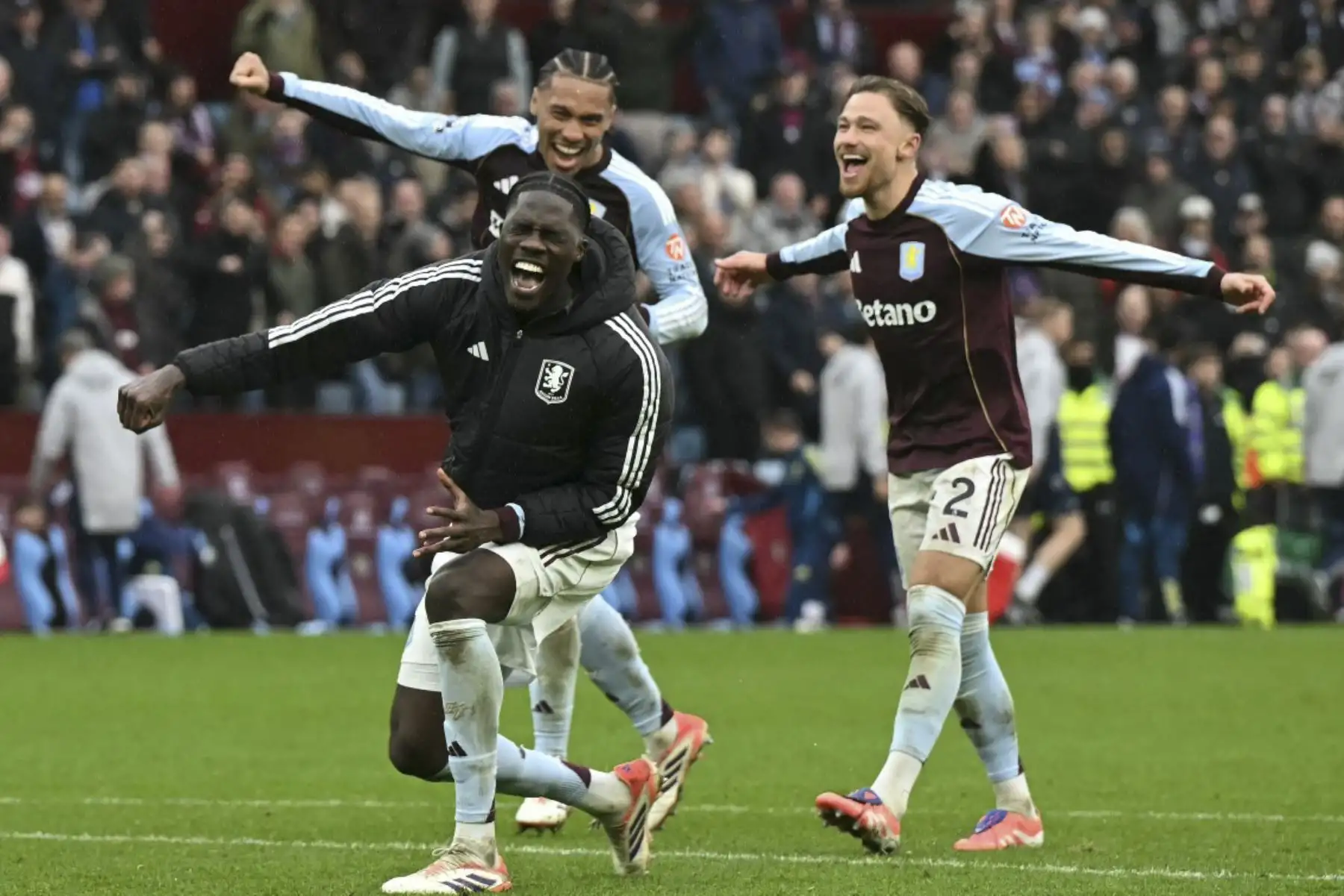 El centrocampista belga #24 del Aston Villa, Amadou Onana (L), el centrocampista francés del Aston Villa #44 Boubacar Kamara (C) y el defensor polaco #02 del Aston Villa, Matty Cash, celebran después del partido de fútbol de la Premier League inglesa entre Aston Villa y Arsenal en Villa Park en Birmingham, centro de Inglaterra, el 6 de diciembre de 2025. Aston Villa ganó el partido 2-0. (Foto de JUSTIN TALLIS / AFP)