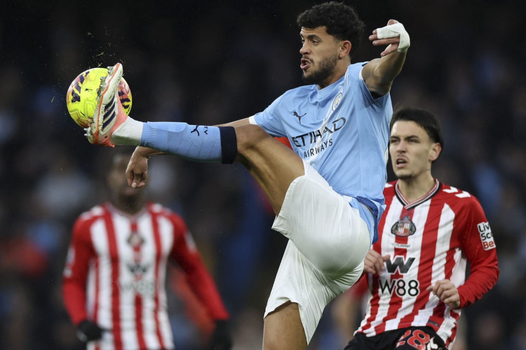 El delantero egipcio del Manchester City #07 Omar Marmoush se despeja del camino del centrocampista francés #28 de Sunderland Enzo Le Fee durante el partido de fútbol de la Premier League inglesa entre el Manchester City y Sunderland en el Etihad Stadium de Manchester, al noroeste de Inglaterra, el 6 de diciembre de 2025. (Foto de Darren Staples / AFP)