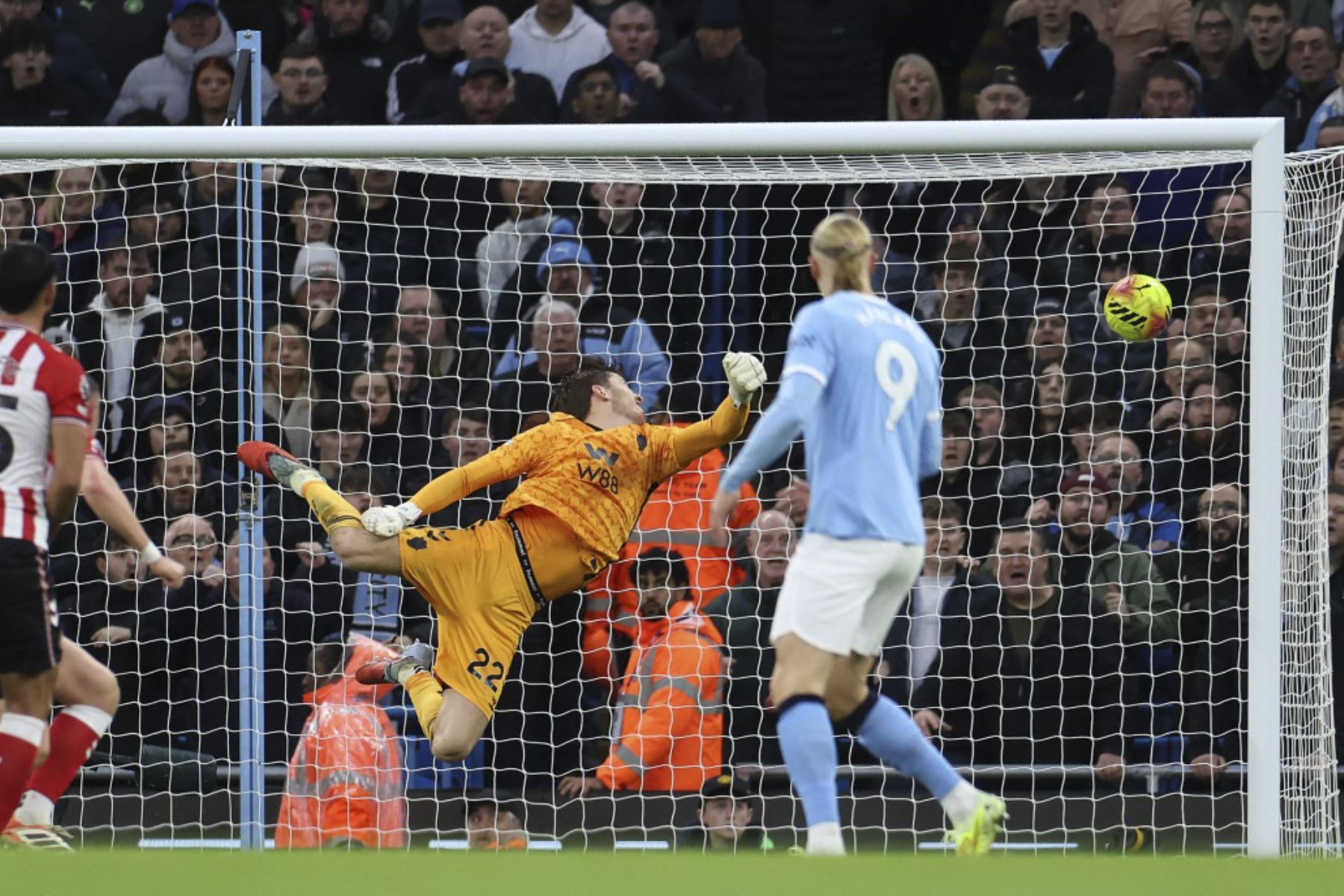 El portero holandés #22 de Sunderland, Robin Roefs, concede el primer gol durante el partido de fútbol de la Premier League inglesa entre el Manchester City y el Sunderland en el Etihad Stadium en Manchester, al noroeste de Inglaterra, el 6 de diciembre de 2025. (Foto de Darren Staples / AFP)