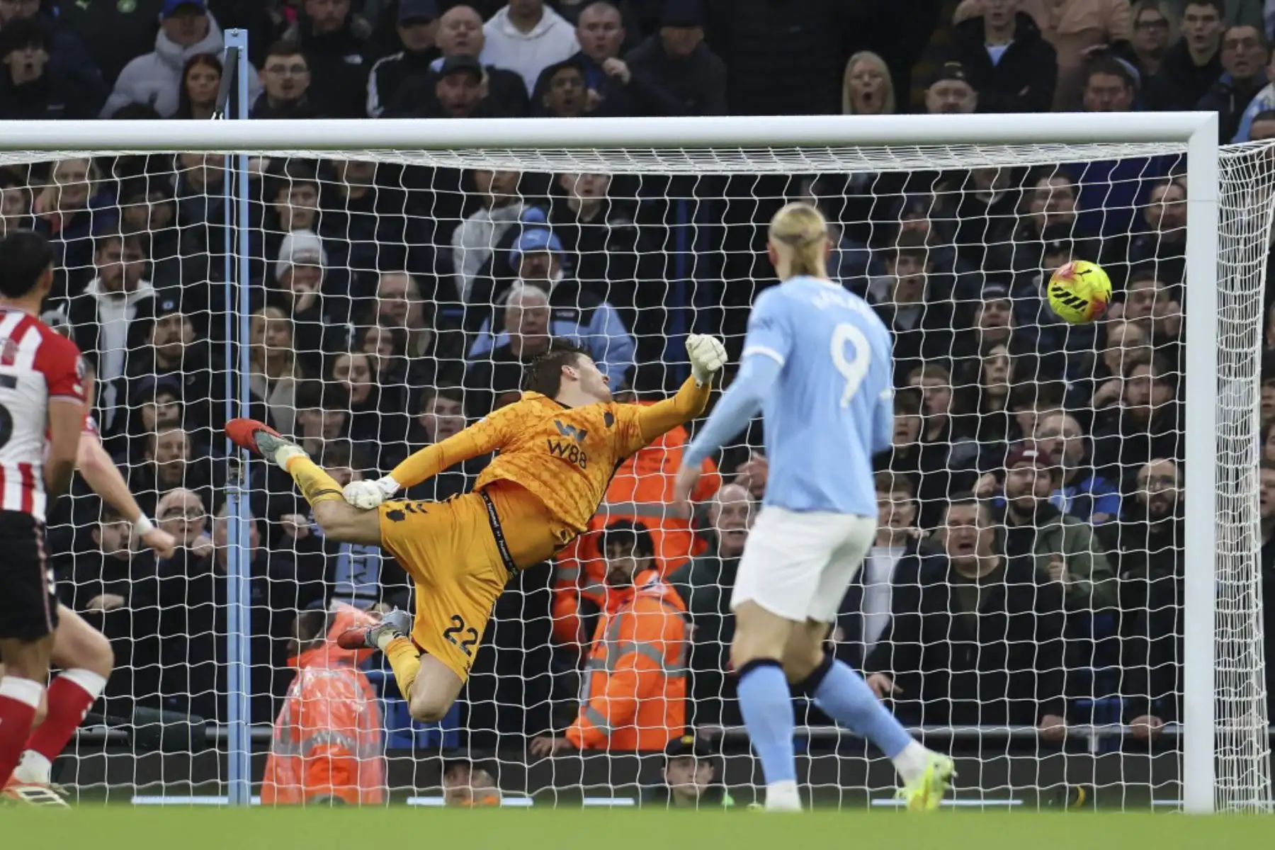 El portero holandés #22 de Sunderland, Robin Roefs, concede el primer gol durante el partido de fútbol de la Premier League inglesa entre el Manchester City y el Sunderland en el Etihad Stadium en Manchester, al noroeste de Inglaterra, el 6 de diciembre de 2025. (Foto de Darren Staples / AFP)