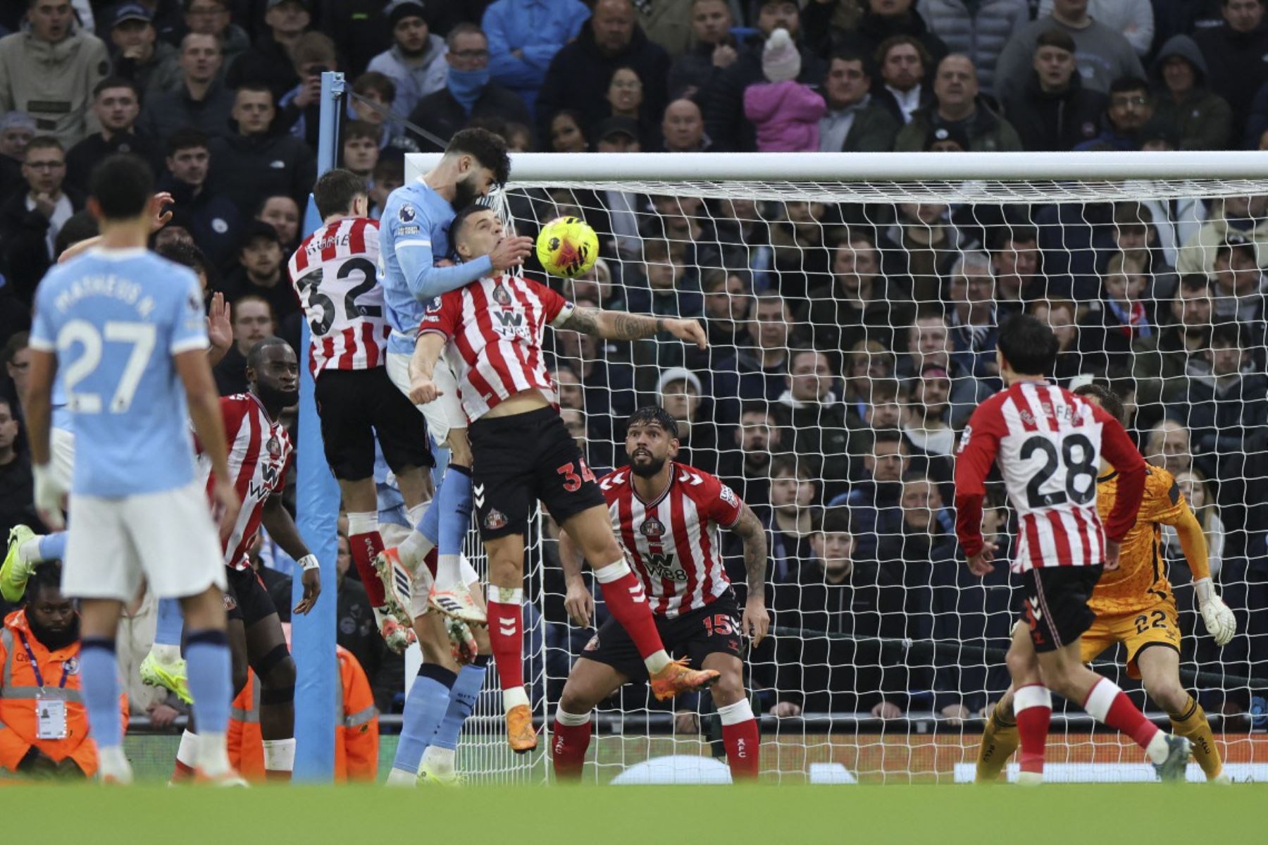 El defensor croata #24 del Manchester City, Josko Gvardiol (3L) cabecea el balón para marcar el segundo gol del equipo durante el partido de fútbol de la Premier League inglesa entre el Manchester City y el Sunderland en el Etihad Stadium de Manchester, al noroeste de Inglaterra, el 6 de diciembre de 2025. (Foto de Darren Staples / AFP)