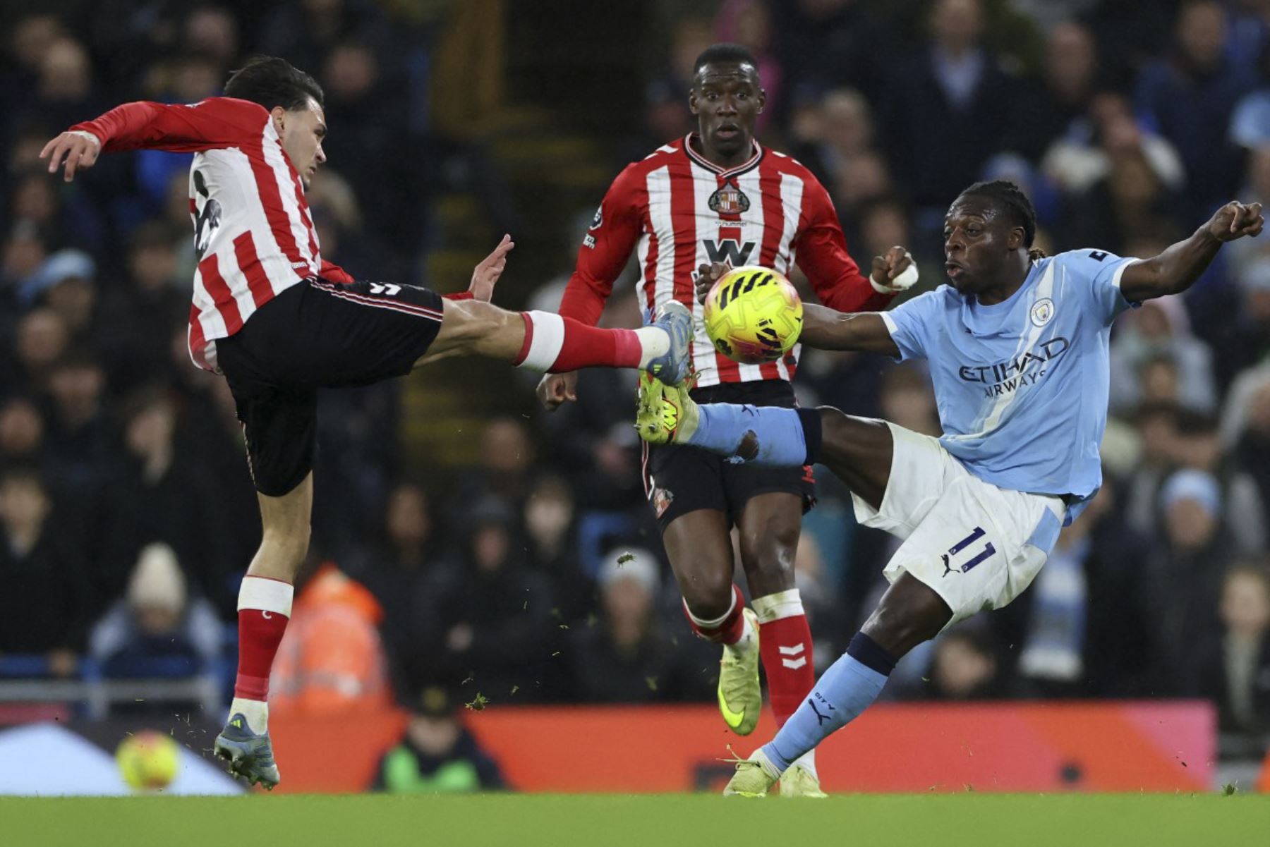 El centrocampista francés #28 de Sunderland, Enzo Le Fee (izclada) y el centrocampista belga #11 del Manchester City, Jeremy Doku, compiten por el balón durante el partido de fútbol de la Premier League inglesa entre el Manchester City y el Sunderland en el Etihad Stadium de Manchester, al noroeste de Inglaterra, el 6 de diciembre de 2025. (Foto de Darren Staples / AFP)