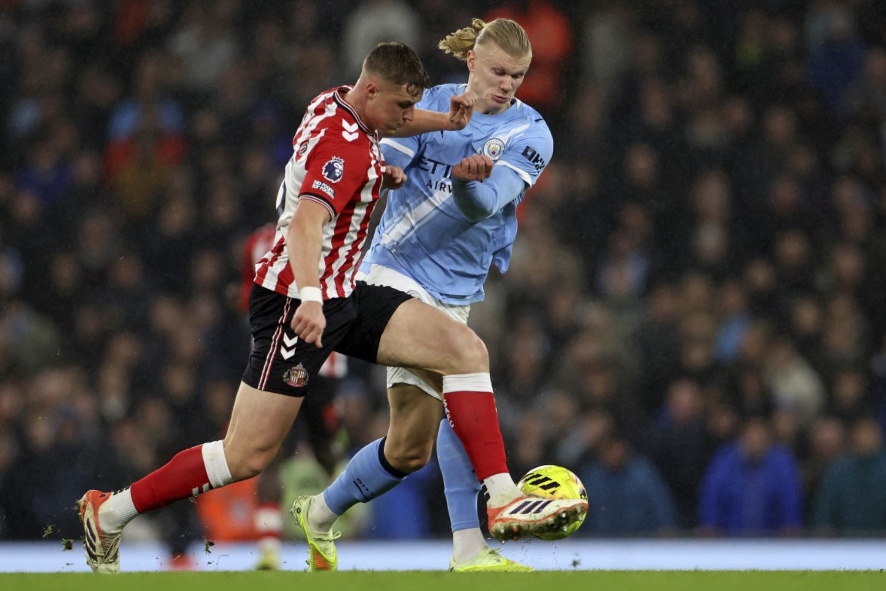 El centrocampista norirlandés de Sunderland #05 Daniel Ballard (L) compite con el delantero noruego #09 del Manchester City Erling Haaland durante el partido de fútbol de la Liga Premier inglesa entre el Manchester City y el Sunderland en el Etihad Stadium en Manchester, al noroeste de Inglaterra, el 6 de diciembre de 2025. (Foto de Darren Staples / AFP)