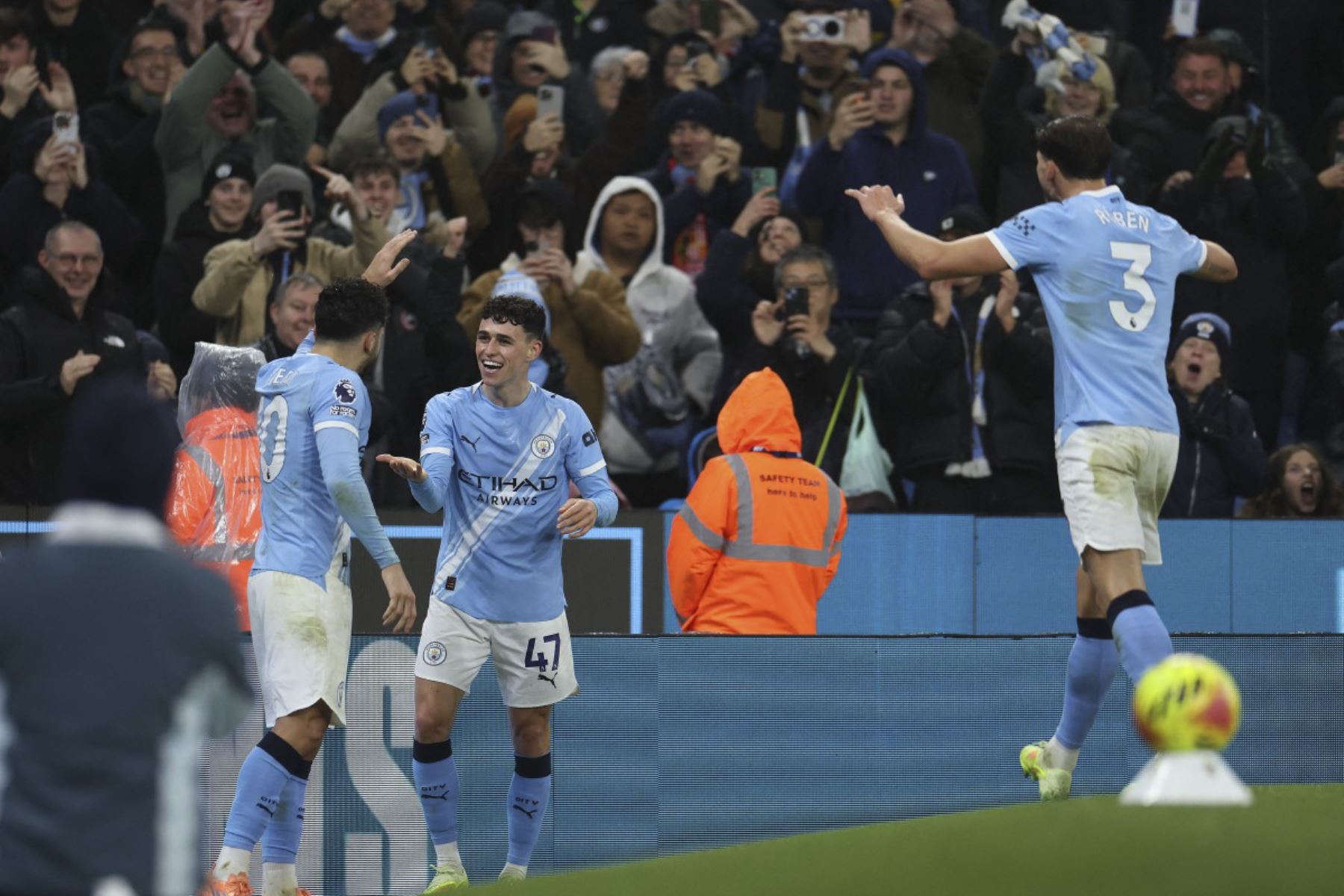 El centrocampista inglés del Manchester City #47 Phil Foden (C) celebra marcar el tercer gol del equipo con el centrocampista francés del Manchester City #10 Rayan Cherki (L) durante el partido de fútbol de la Premier League inglesa entre el Manchester City y Sunderland en el Etihad Stadium de Manchester, al noroeste de Inglaterra, el 6 de diciembre de 2025. (Foto de Darren Staples / AFP)