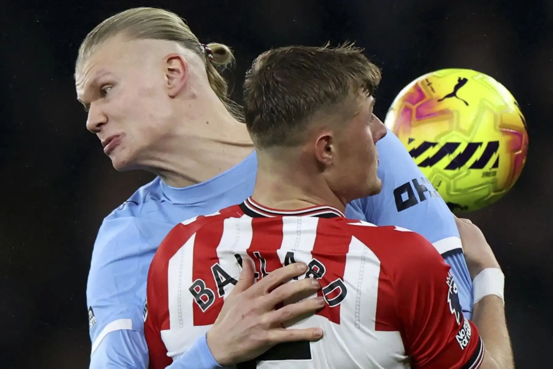 El delantero noruego del Manchester City, Erling Haaland, y el centrocampista norirlandés del Sunderland, Daniel Ballard, se enfrentan mientras compiten por el balón durante el partido de fútbol de la Premier League inglesa entre el Manchester City y el Sunderland en el Etihad Stadium en Manchester, al noroeste de Inglaterra, el 6 de diciembre de 2025. (Foto de Darren Staples / AFP)