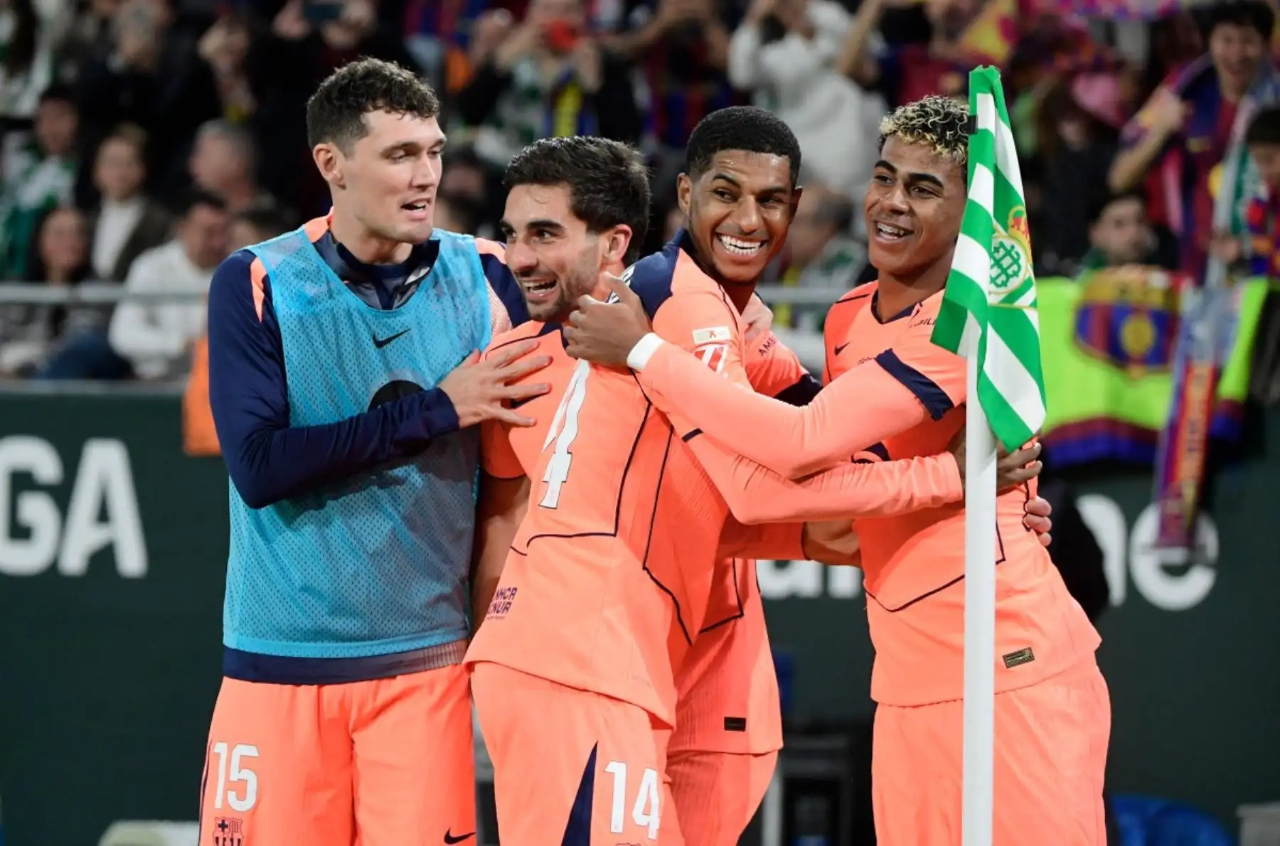 El delantero español del Barcelona #07 Ferran Torres celebra marcar el segundo gol de su equipo con el delantero español del Barcelona #10 Lamine Yamal y sus compañeros de equipo durante el partido de fútbol de la liga española entre el Real Betis y el FC Barcelona en el Estadio Benito Villamarin de Sevilla el 6 de diciembre de 2025. (Foto de CRISTINA QUICLER / AFP)