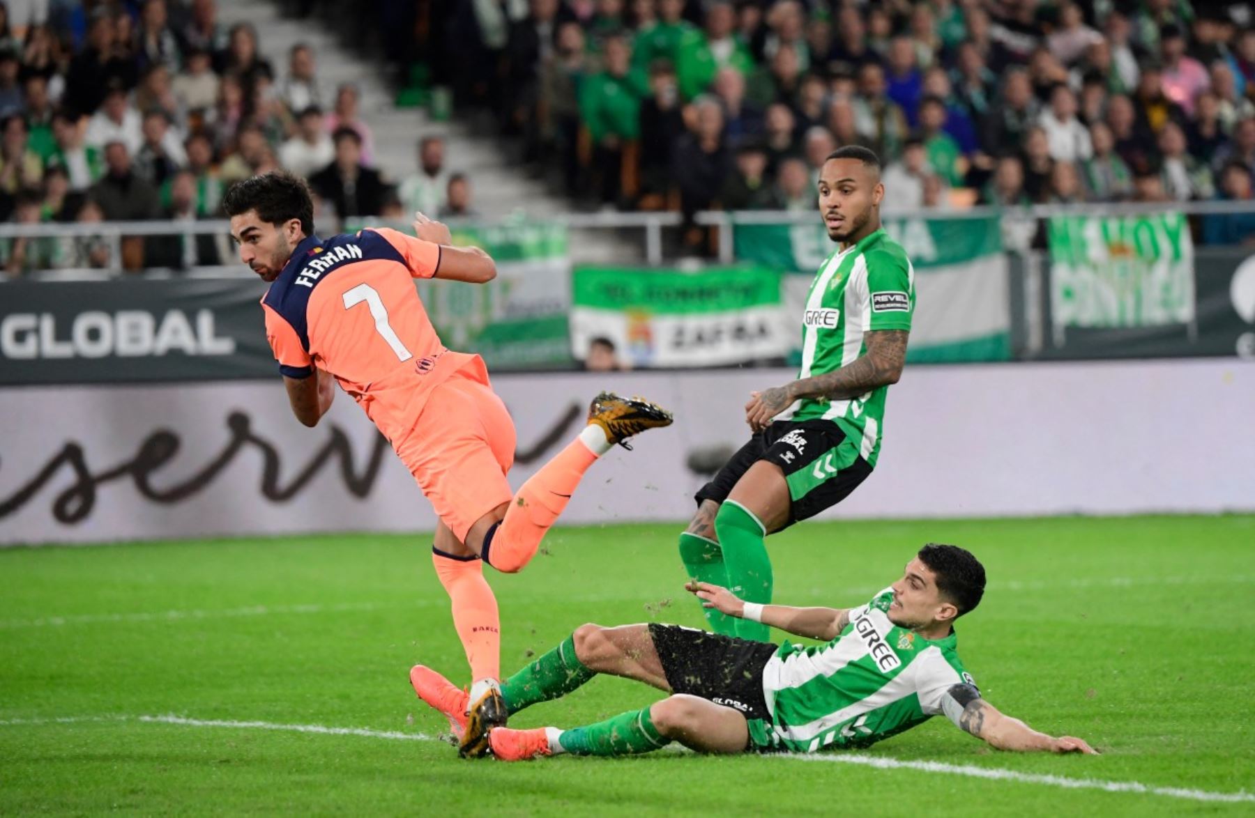 El delantero español del Barcelona #07 Ferran Torres marca el primer gol de su equipo durante el partido de fútbol de la liga española entre el Real Betis y el FC Barcelona en el Estadio Benito Villamarin de Sevilla el 6 de diciembre de 2025. (Foto de CRISTINA QUICLER / AFP)