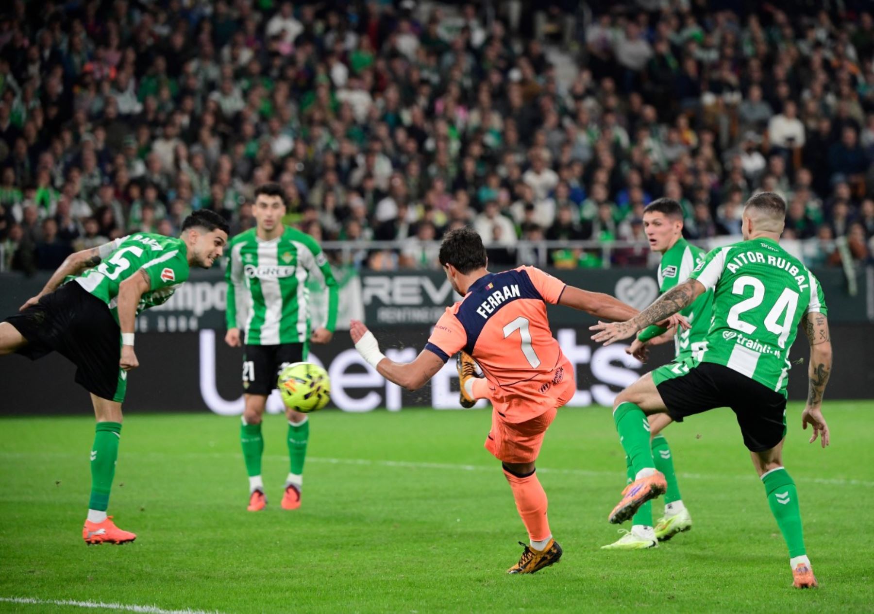 El delantero español del Barcelona #07 Ferran Torres marca el segundo gol de su equipo durante el partido de fútbol de la liga española entre el Real Betis y el FC Barcelona en el Estadio Benito Villamarin de Sevilla el 6 de diciembre de 2025. (Foto de CRISTINA QUICLER / AFP)