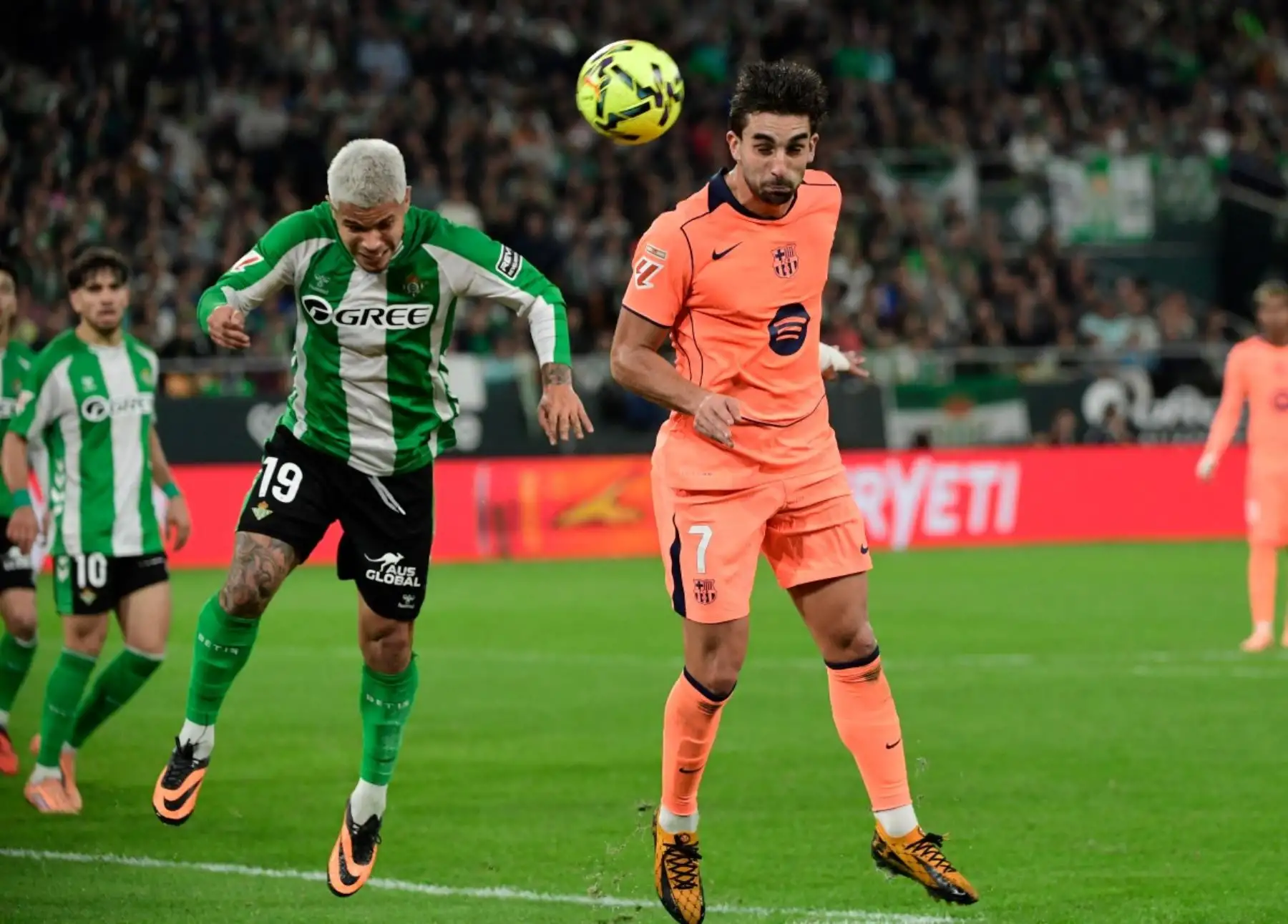 El delantero español del Barcelona #07 Ferran Torres y el delantero colombiano del Real Betis #19 Cucho Hernández compiten por un cabezazo durante el partido de fútbol de la liga española entre el Real Betis y el FC Barcelona en el Estadio Benito Villamarin de Sevilla el 6 de diciembre de 2025. (Foto de CRISTINA QUICLER / AFP)