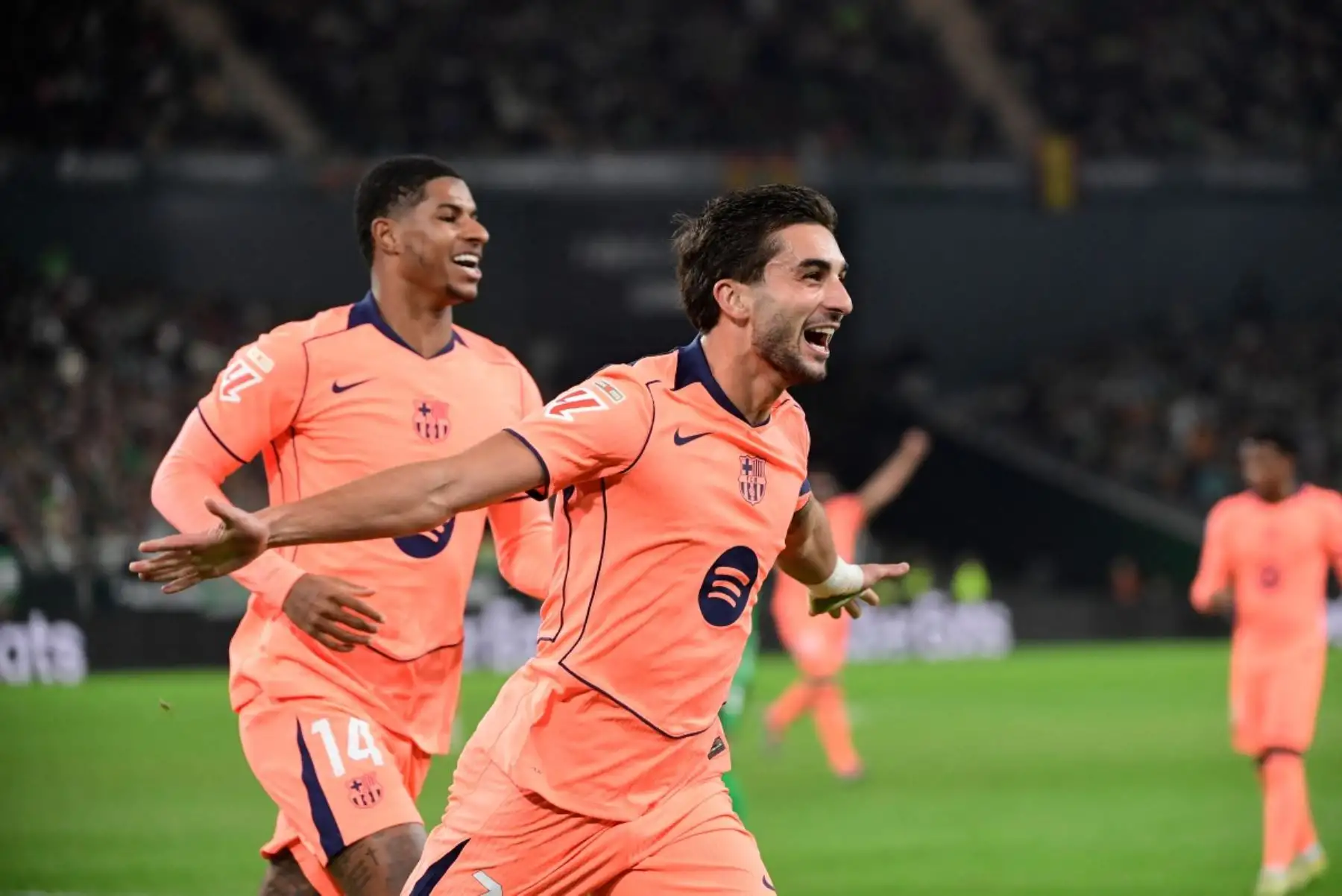 El delantero español del Barcelona, Ferran Torres, celebra anotar el segundo gol de su equipo con el delantero inglés del Barcelona, Marcus Rashford, durante el partido de fútbol de la liga española entre el Real Betis y el FC Barcelona en el Estadio Benito Villamarin de Sevilla el 6 de diciembre de 2025. (Foto de CRISTINA QUICLER / AFP)