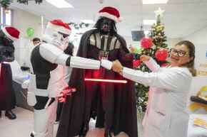Personajes de Star Wars llegaron al INSN San Borja con sus trajes y gorros navideños para donar sangre para los niños. Foto: Difusión