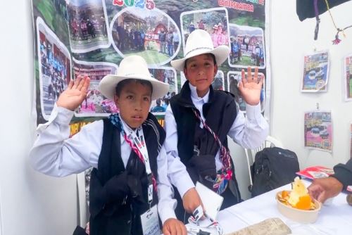 Ocho instituciones educativas recibieron laptops por sus propuestas basadas en conocimientos tradicionales.