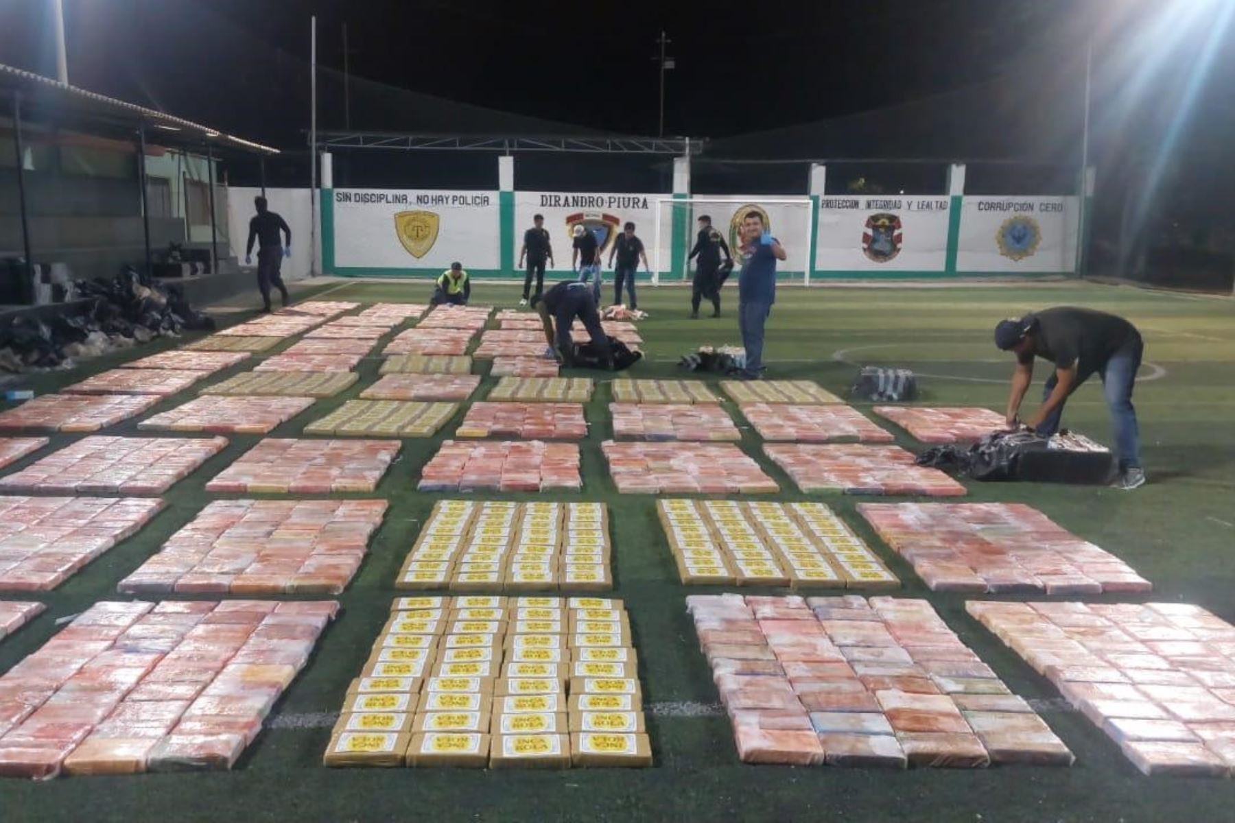 El cargamento ilícito estaba acondicionado en 3,037 paquetes tipo ladrillo. Foto: MININTER/Difusión.