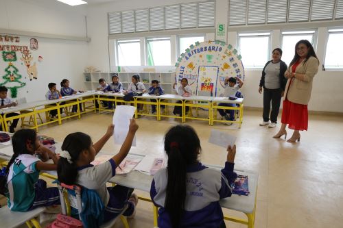 La viceministra de Gestión Institucional, Cecilia García, inspeccionó la Institución Educativa 15324 del caserío La Piedra, en Piura. Foto: MINEDU/Difusión.