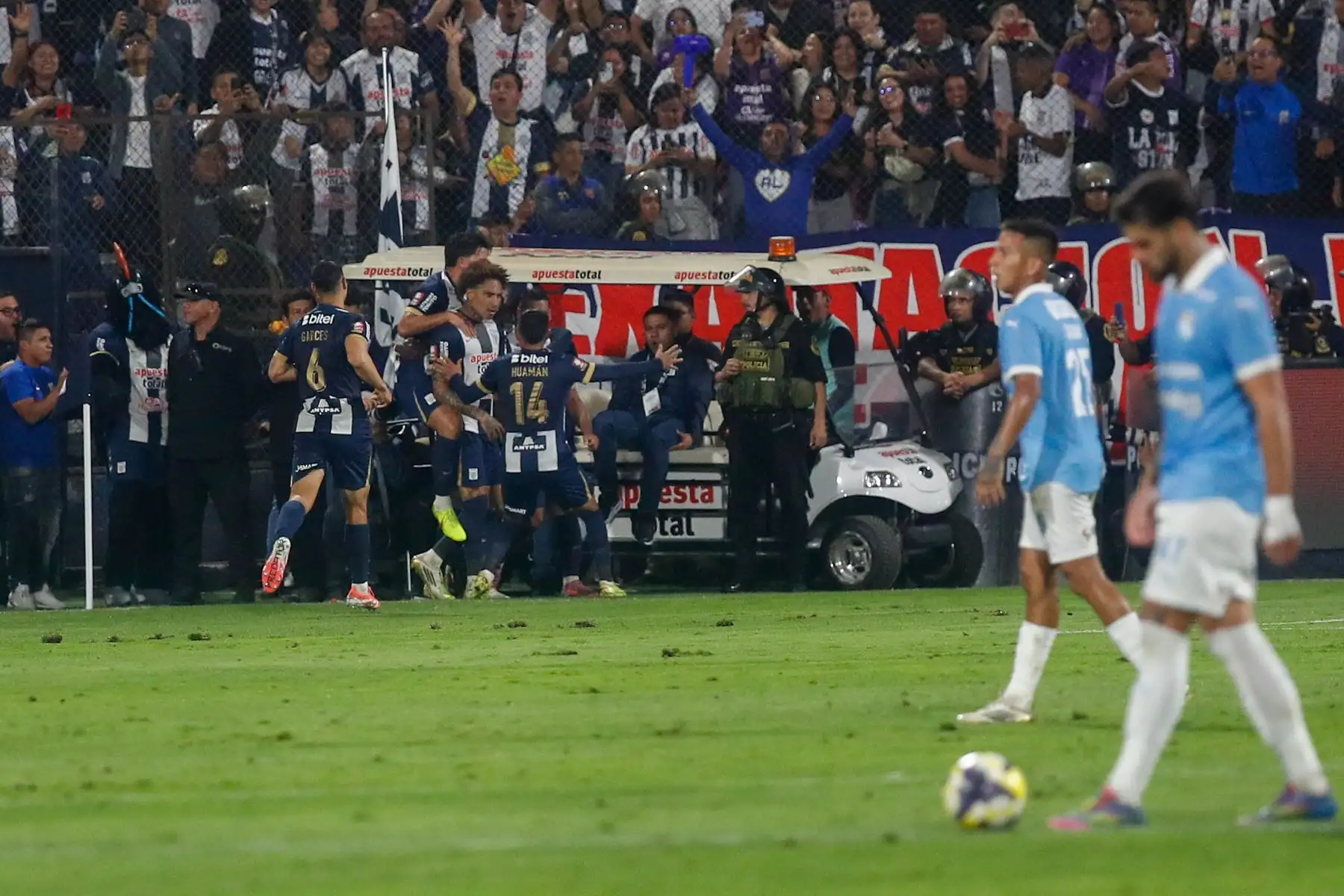 Alianza Lima juega ante Sporting Cristal en partido de vuelta de los playoffs de la Liga1 en el estadio Alejandro Villanueva de La Victoria.


Foto: ANDINA/ Eddy Ramos