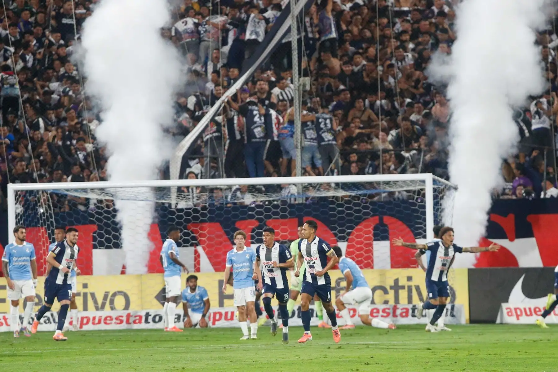Alianza Lima juega ante Sporting Cristal en partido de vuelta de los playoffs de la Liga1 en el estadio Alejandro Villanueva de La Victoria.


Foto: ANDINA/ Eddy Ramos