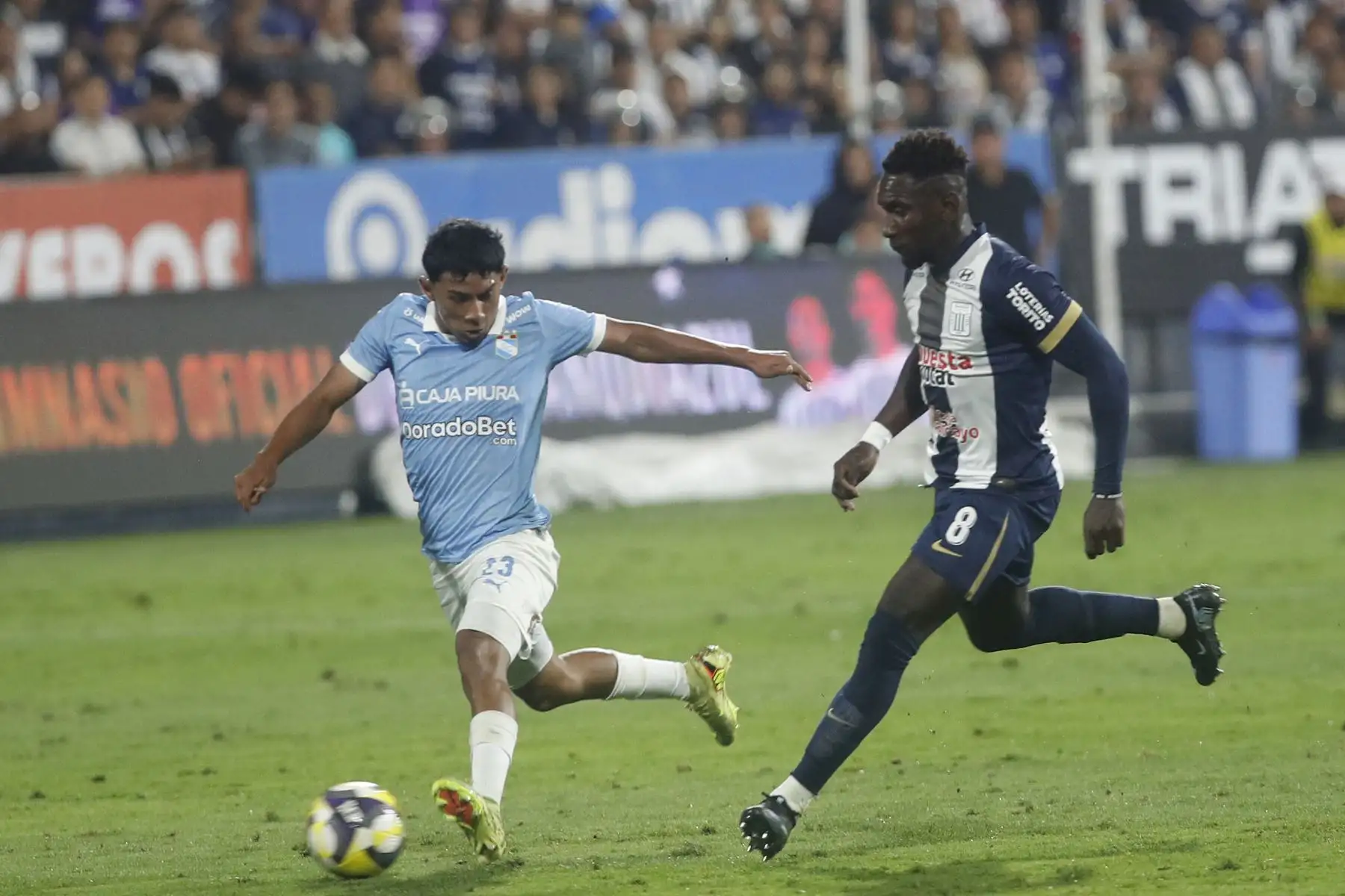 Alianza Lima juega ante Sporting Cristal en partido de vuelta de los playoffs de la Liga1 en el estadio Alejandro Villanueva de La Victoria.


Foto: ANDINA/ Eddy Ramos