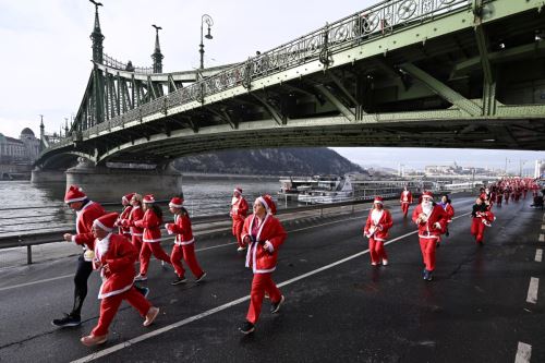 Hungría: cinco mil ‘Papá Noel’ participan en tradicional carrera de Budapest
