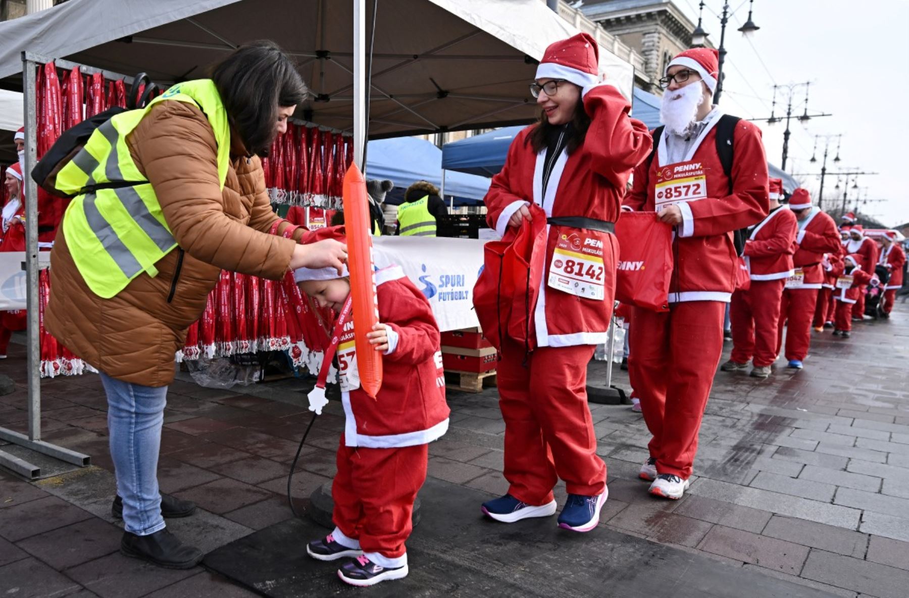 Los participantes con disfraces de Papá Noel participan en la tradicional carrera de Papá Noel a lo largo del río Danubio en Budapest, Hungría, el 7 de diciembre de 2025. Alrededor de cinco mil participantes participaron en la carrera para tres categorías: familias con niños, aficionados y corredores profesionales. (Foto de Attila KISBENEDEK / AFP)