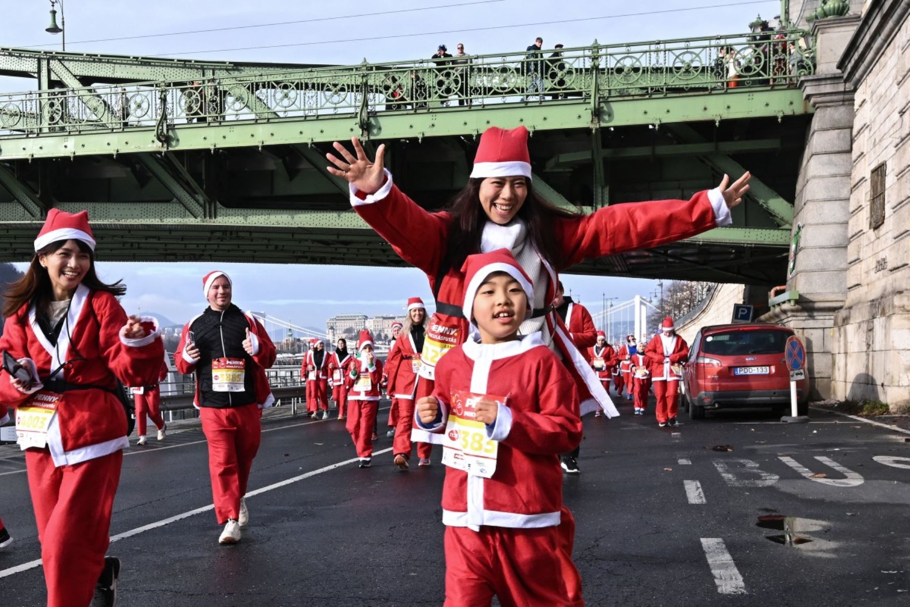 Los participantes con disfraces de Papá Noel participan en la tradicional carrera de Papá Noel a lo largo del río Danubio en Budapest, Hungría, el 7 de diciembre de 2025. Alrededor de cinco mil participantes participaron en la carrera para tres categorías: familias con niños, aficionados y corredores profesionales. (Foto de Attila KISBENEDEK / AFP)