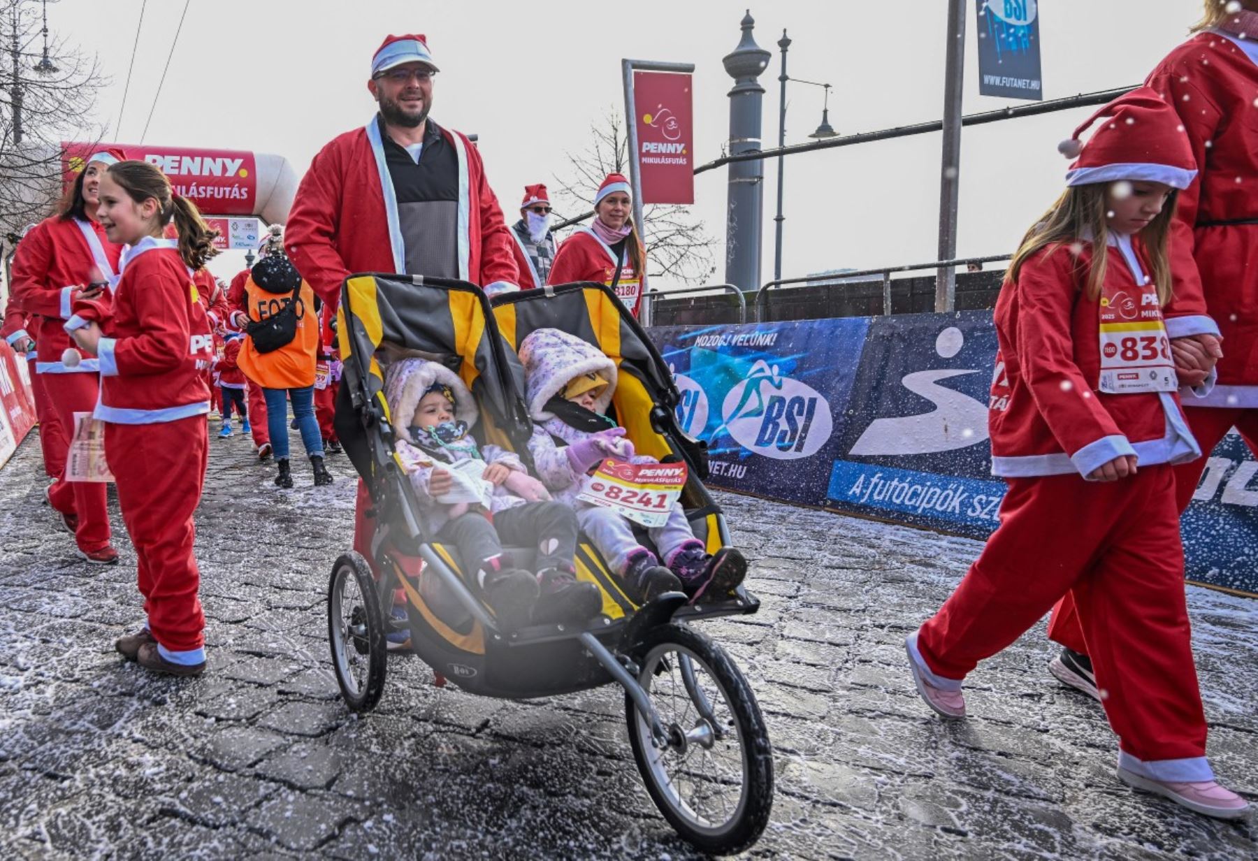Los participantes con disfraces de Papá Noel participan en la tradicional carrera de Papá Noel a lo largo del río Danubio en Budapest, Hungría, el 7 de diciembre de 2025. Alrededor de cinco mil participantes participaron en la carrera para tres categorías: familias con niños, aficionados y corredores profesionales. (Foto de Attila KISBENEDEK / AFP)