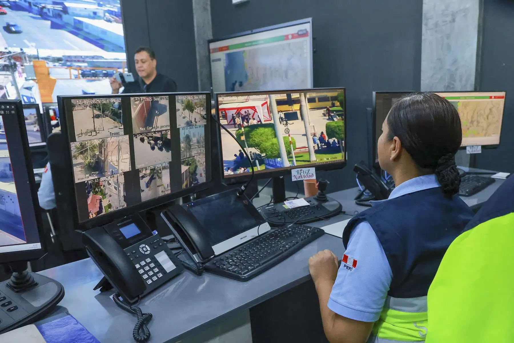 El presidente de la República, José Jerí, recorrió la central de monitoreo de la Municipalidad de Talara. En este establecimiento se conectan más de 80 cámaras de videovigilancia que son supervisadas por personal municipal para potenciar la lucha contra la delincuencia, agilizar la respuesta ante emergencias y rastrear los hechos criminales en tiempo real. Foto: Presidencia