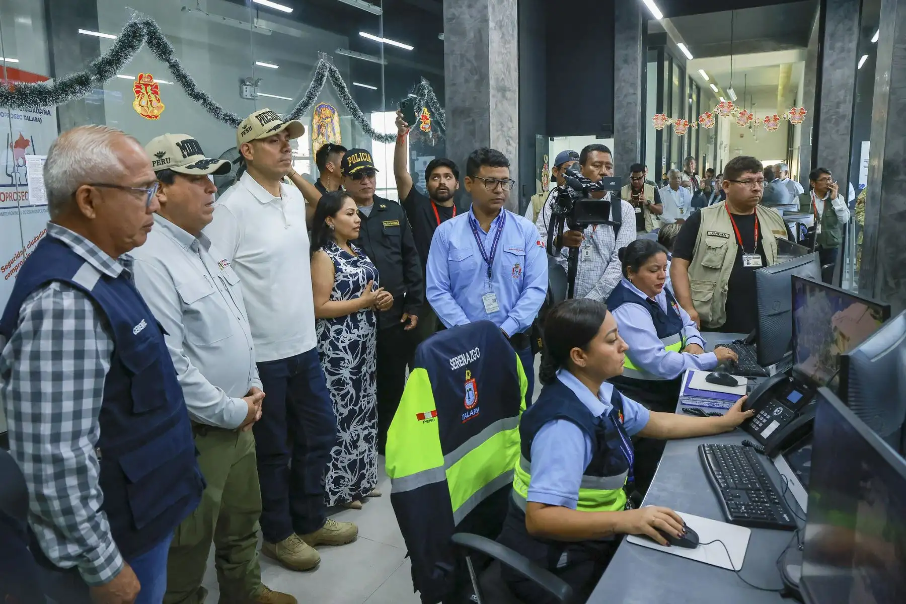 El presidente de la República, José Jerí, recorrió la central de monitoreo de la Municipalidad de Talara. En este establecimiento se conectan más de 80 cámaras de videovigilancia que son supervisadas por personal municipal para potenciar la lucha contra la delincuencia, agilizar la respuesta ante emergencias y rastrear los hechos criminales en tiempo real. Foto: Presidencia