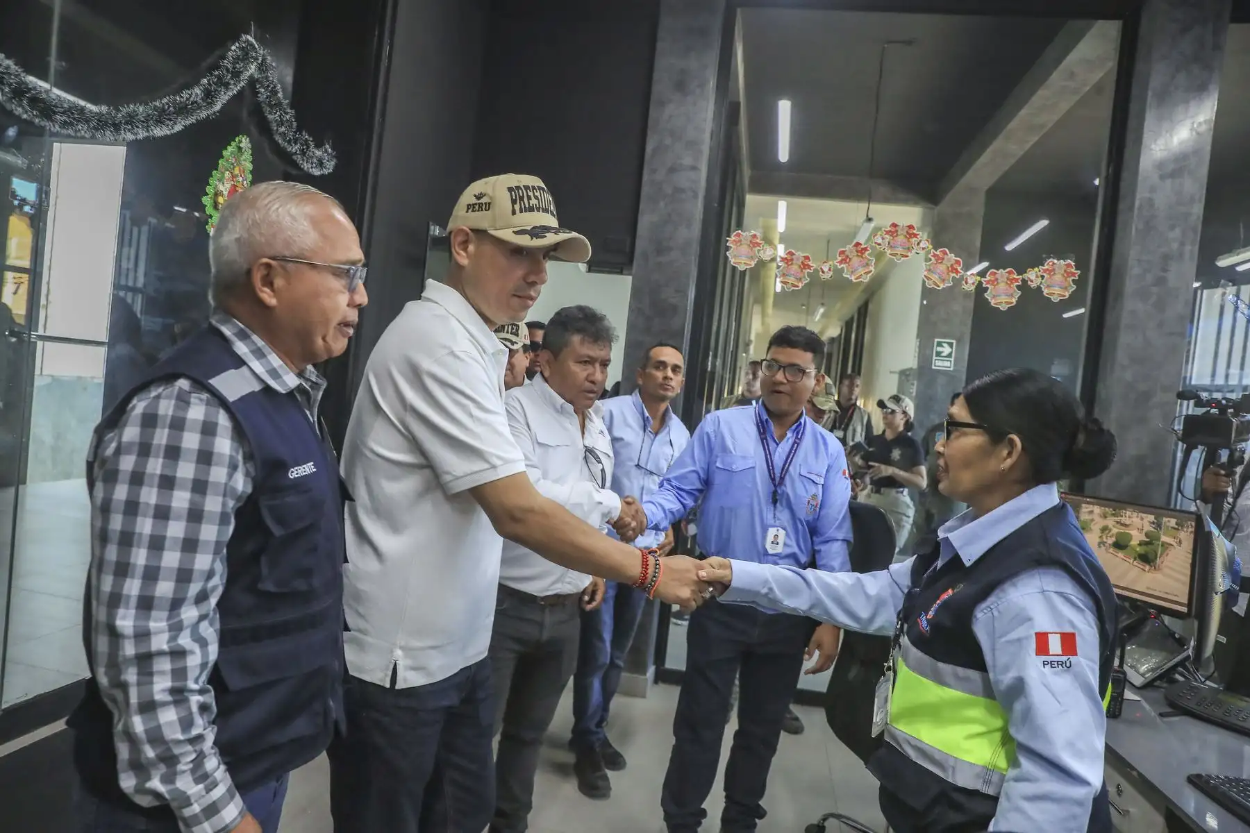 El presidente de la República, José Jerí, recorrió la central de monitoreo de la Municipalidad de Talara. En este establecimiento se conectan más de 80 cámaras de videovigilancia que son supervisadas por personal municipal para potenciar la lucha contra la delincuencia, agilizar la respuesta ante emergencias y rastrear los hechos criminales en tiempo real. Foto: Presidencia