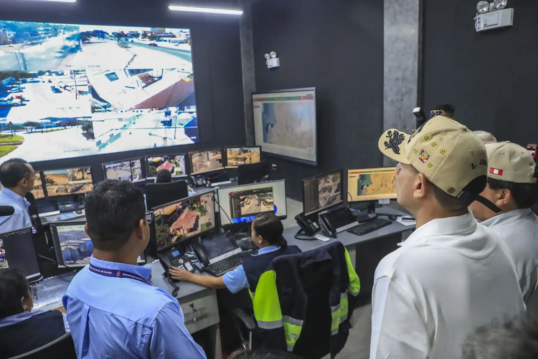 El presidente de la República, José Jerí, recorrió la central de monitoreo de la Municipalidad de Talara. En este establecimiento se conectan más de 80 cámaras de videovigilancia que son supervisadas por personal municipal para potenciar la lucha contra la delincuencia, agilizar la respuesta ante emergencias y rastrear los hechos criminales en tiempo real. Foto: Presidencia