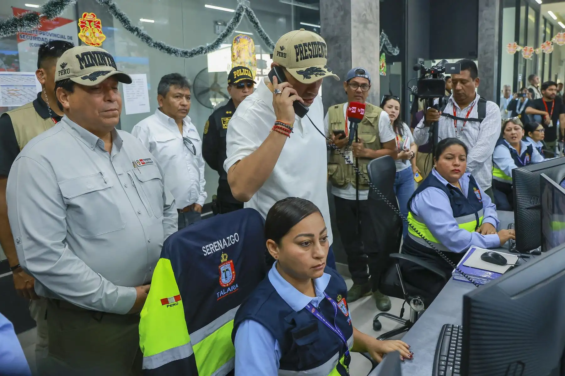 El presidente de la República, José Jerí, recorrió la central de monitoreo de la Municipalidad de Talara. En este establecimiento se conectan más de 80 cámaras de videovigilancia que son supervisadas por personal municipal para potenciar la lucha contra la delincuencia, agilizar la respuesta ante emergencias y rastrear los hechos criminales en tiempo real. Foto: Presidencia