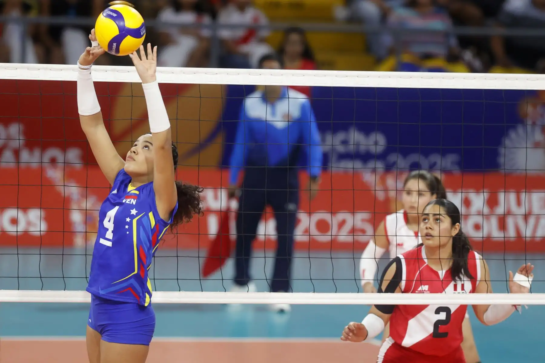 La selección peruana Sub-19 disputa la final del voleibol de los Juegos Bolivarianos Ayacucho-Lima 2025 frente a Venezuela, en el Coliseo Eduardo Dibós. Foto: ANDINA/ Vidal Tarqui