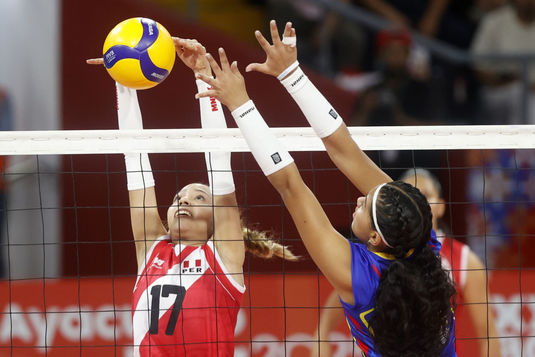 La selección peruana Sub-19 disputa la final del voleibol de los Juegos Bolivarianos Ayacucho-Lima 2025 frente a Venezuela, en el Coliseo Eduardo Dibós. Foto: ANDINA/ Vidal Tarqui