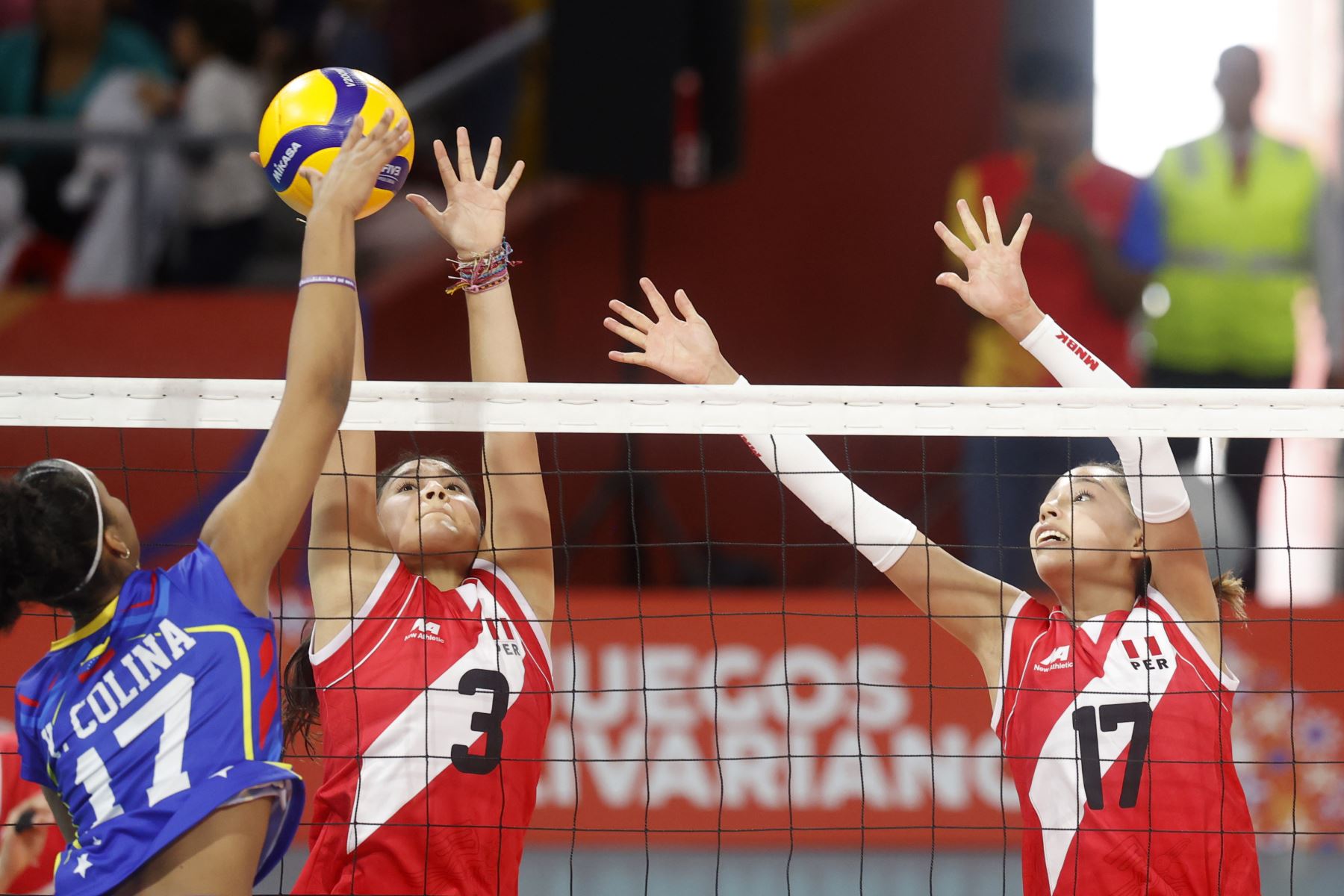 La selección peruana Sub-19 disputa la final del voleibol de los Juegos Bolivarianos Ayacucho-Lima 2025 frente a Venezuela, en el Coliseo Eduardo Dibós. Foto: ANDINA/ Vidal Tarqui