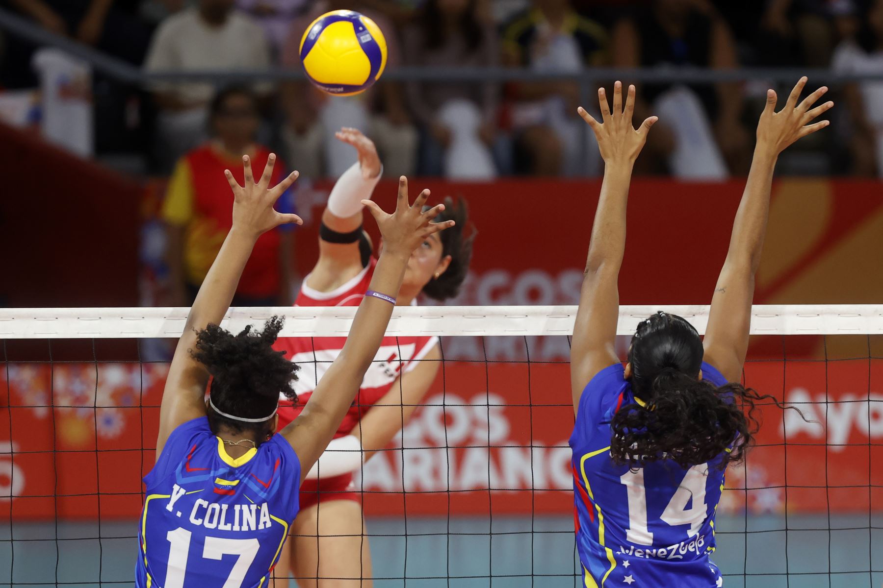 La selección peruana Sub-19 disputa la final del voleibol de los Juegos Bolivarianos Ayacucho-Lima 2025 frente a Venezuela, en el Coliseo Eduardo Dibós. Foto: ANDINA/ Vidal Tarqui