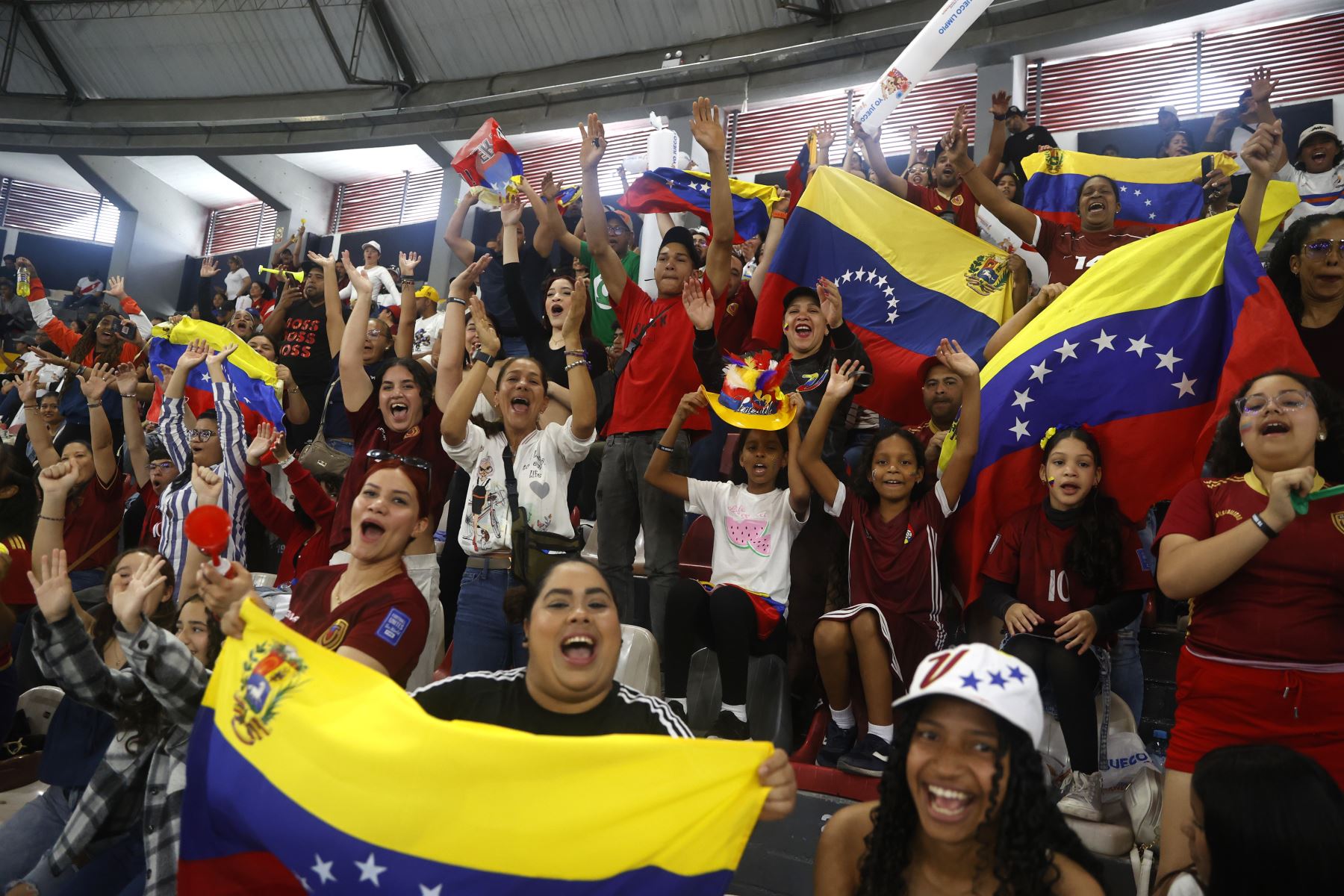 La selección peruana Sub-19 disputa la final del voleibol de los Juegos Bolivarianos Ayacucho-Lima 2025 frente a Venezuela, en el Coliseo Eduardo Dibós. Foto: ANDINA/ Vidal Tarqui
