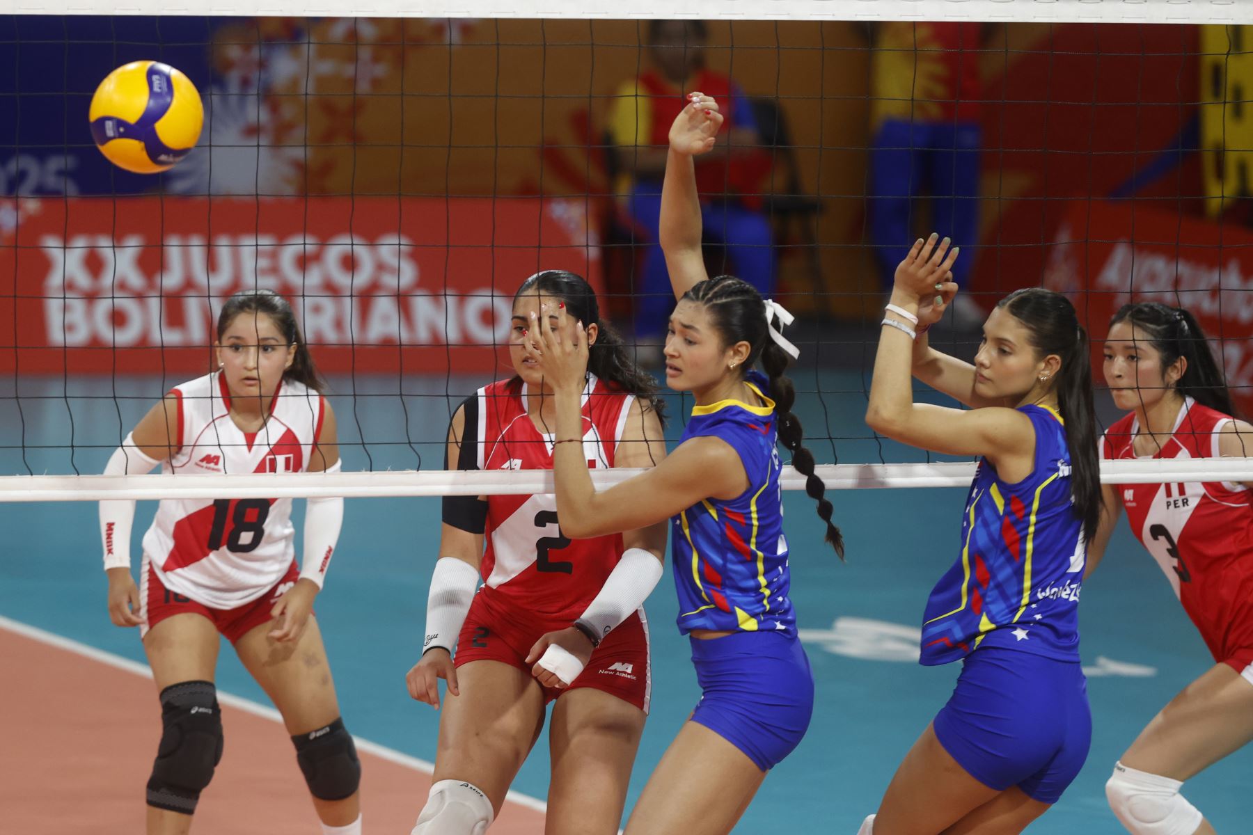 La selección peruana Sub-19 disputa la final del voleibol de los Juegos Bolivarianos Ayacucho-Lima 2025 frente a Venezuela, en el Coliseo Eduardo Dibós. Foto: ANDINA/ Vidal Tarqui