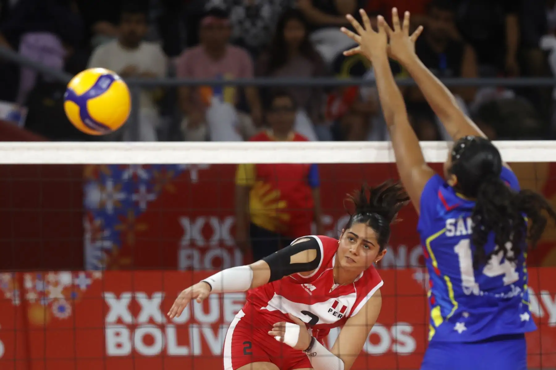 La selección peruana Sub-19 disputa la final del voleibol de los Juegos Bolivarianos Ayacucho-Lima 2025 frente a Venezuela, en el Coliseo Eduardo Dibós. Foto: ANDINA/ Vidal Tarqui