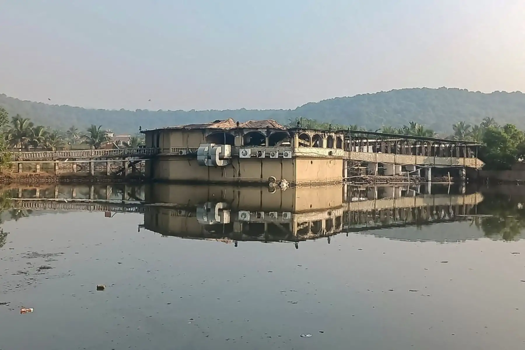 La localidad de Arpora, donde se ubica el club siniestrado Birch By Romeo Lane, se encuentra a pocos kilómetros de las populares playas de Baga y Calangute, en el norte de Goa.
Foto: AFP