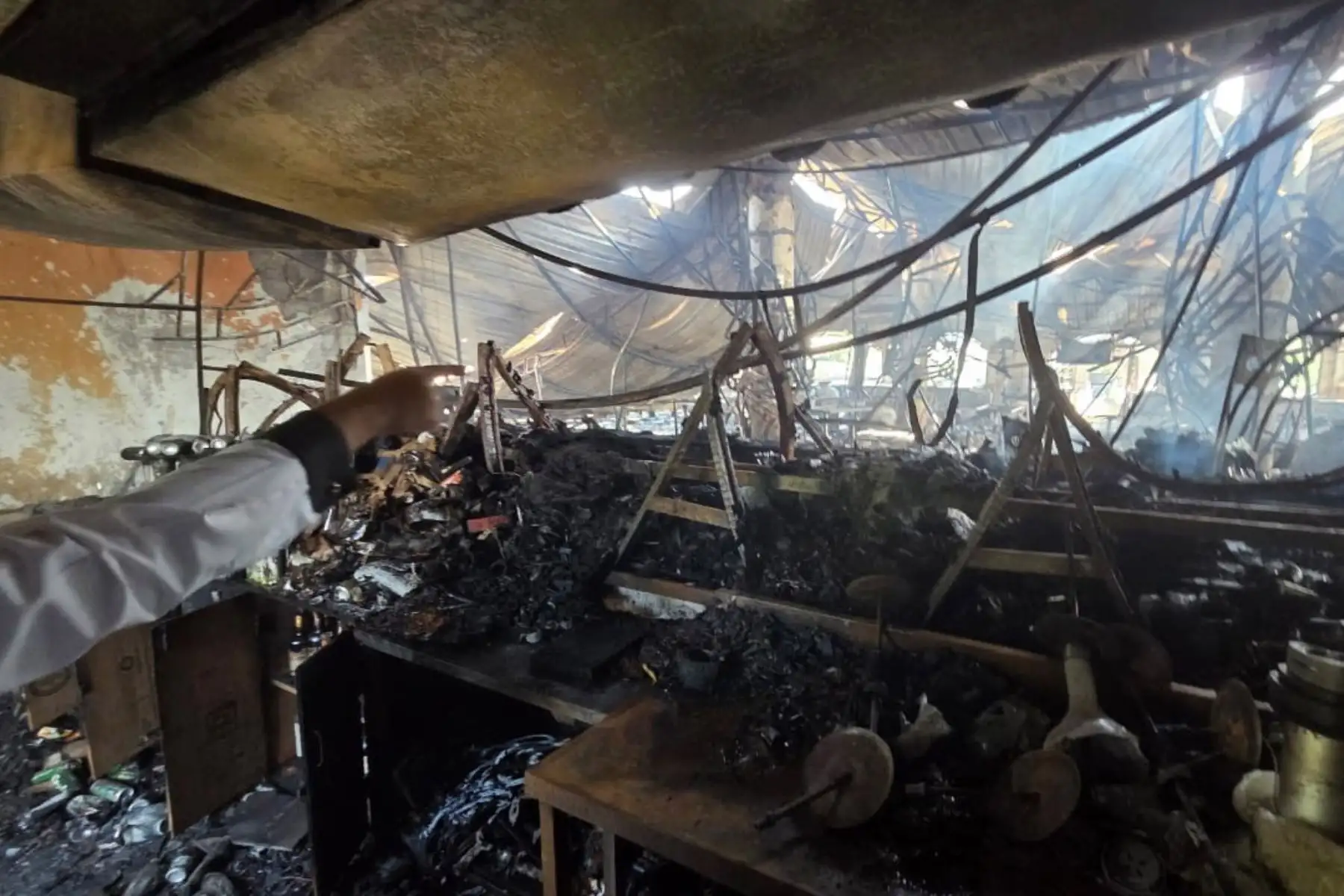 El jefe del Gobierno del estado indio de Goa, Pramod Sawant, informó de 25 fallecidos en el incendio que se desató este domingo de madrugada en un club de este popular destino turístico ubicado en la costa oeste de la India, y ordenó una investigación judicial sobre el incidente.

Foto: EFE