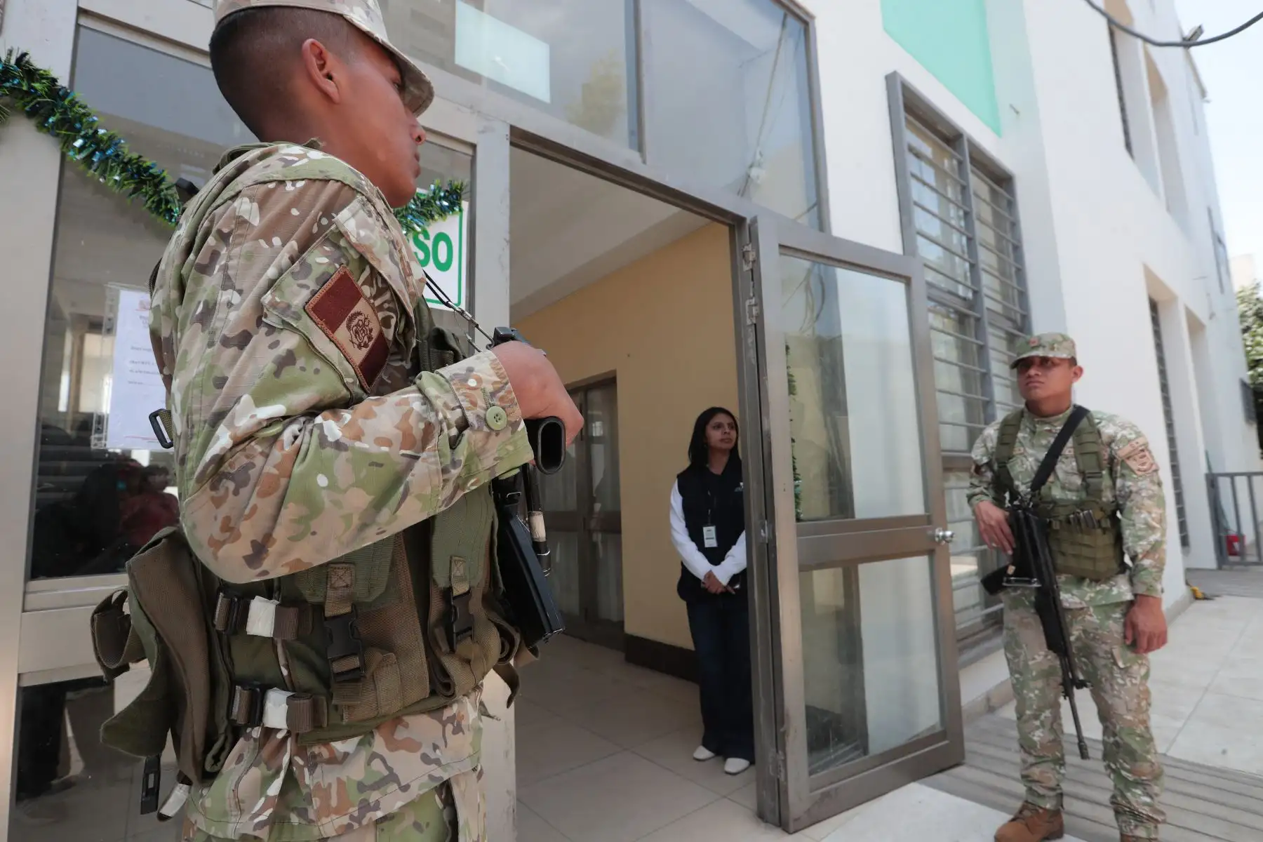 Miembros de las Fuerzas Armadas se hacen presente en el proceso electoral a fin de garantizar la seguridad.
Foto: ANDINA/Verónica Calderón Zúñiga