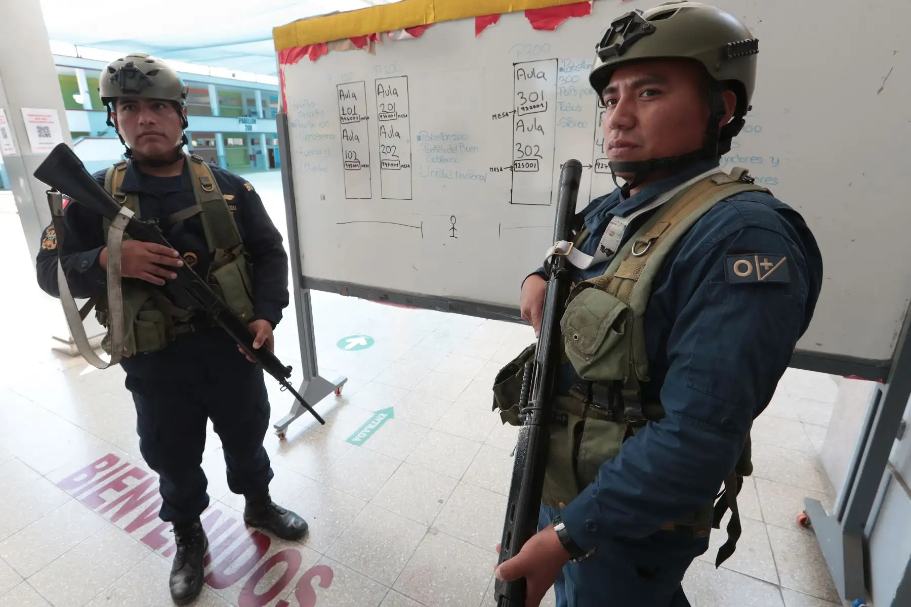 Miembros de las Fuerzas Armadas se hacen presente en el proceso electoral a fin de garantizar la seguridad.
Foto: ANDINA/Verónica Calderón Zúñiga